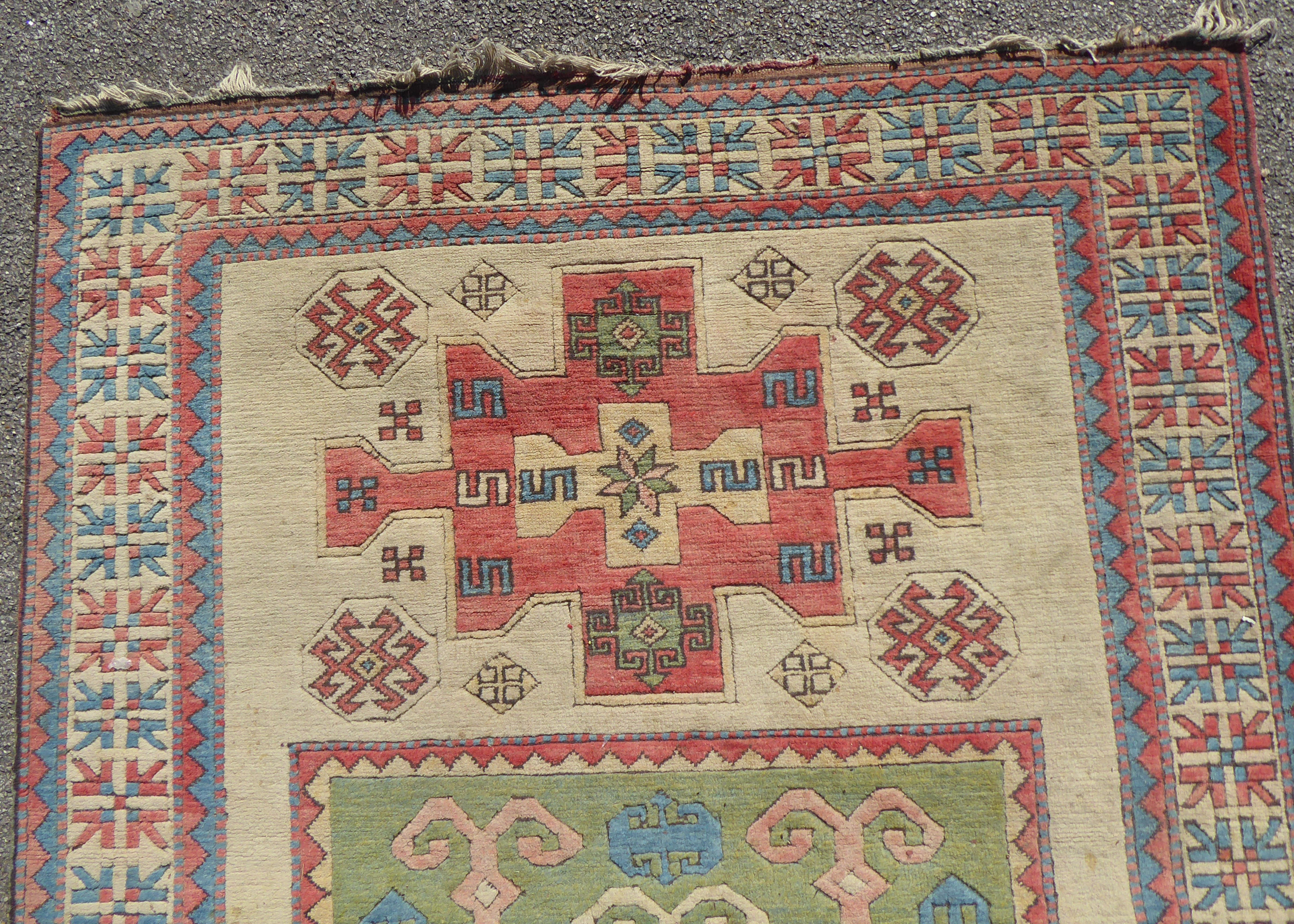 A Kazak style Caucasian rug with geometric motifs on a cream coloured ground  86" x 60" - Bild 3 aus 4