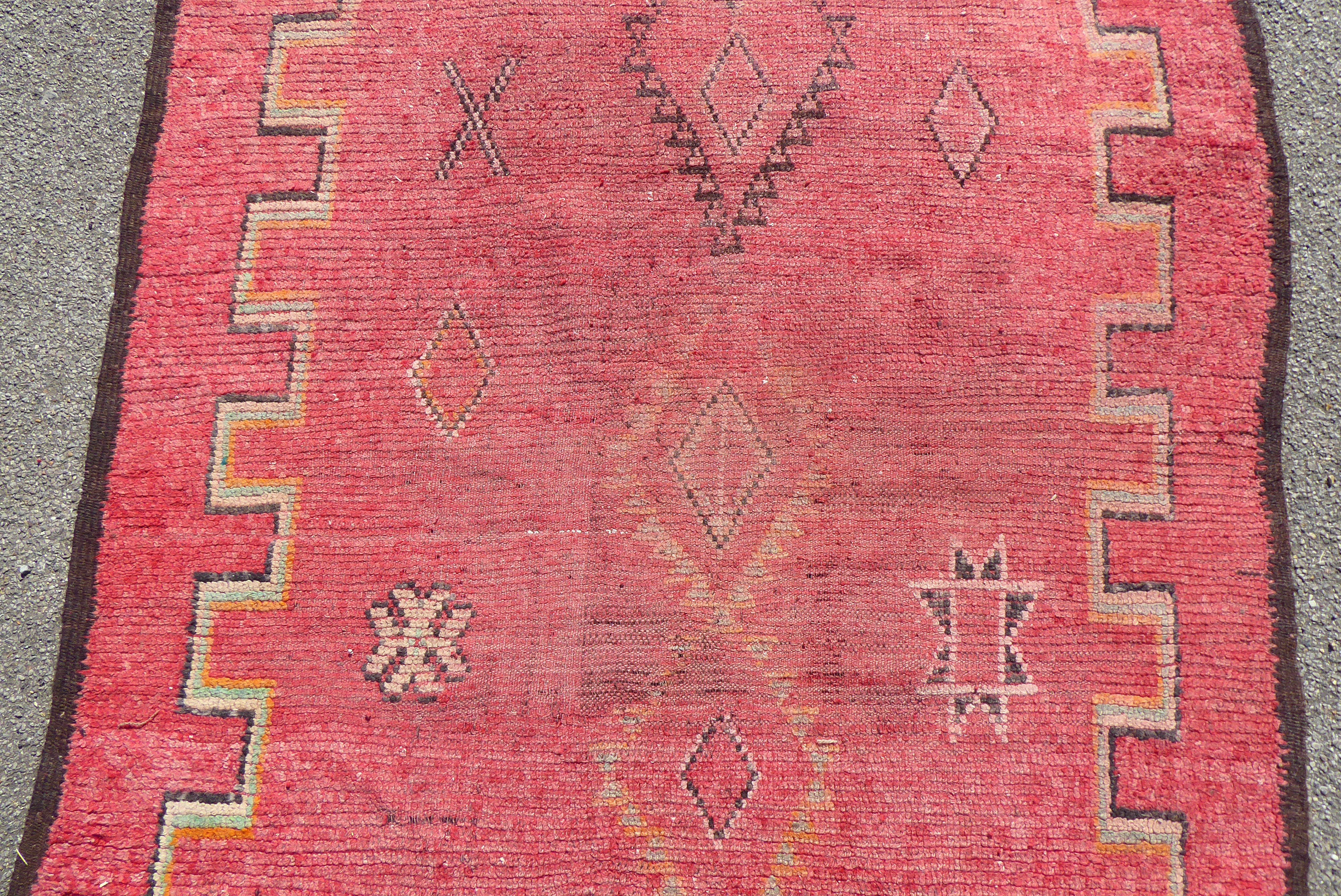 An early 20thC Turkish Kelleh rug with geometric motifs on a red ground  108" x 56" - Bild 3 aus 5