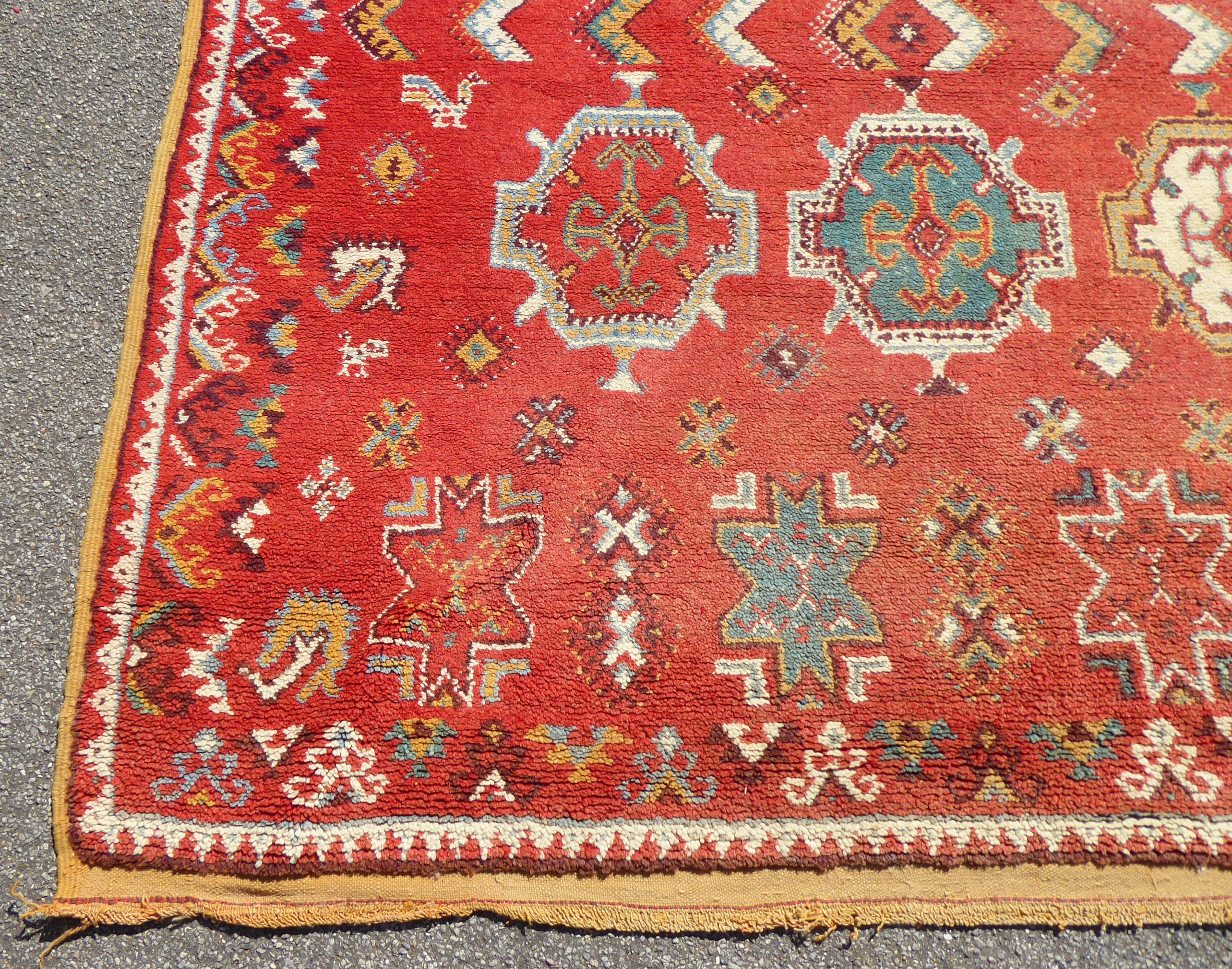 A mid 20thC Turkish carpet with birds and geometric motifs on a red ground  115" x 82" - Bild 3 aus 8