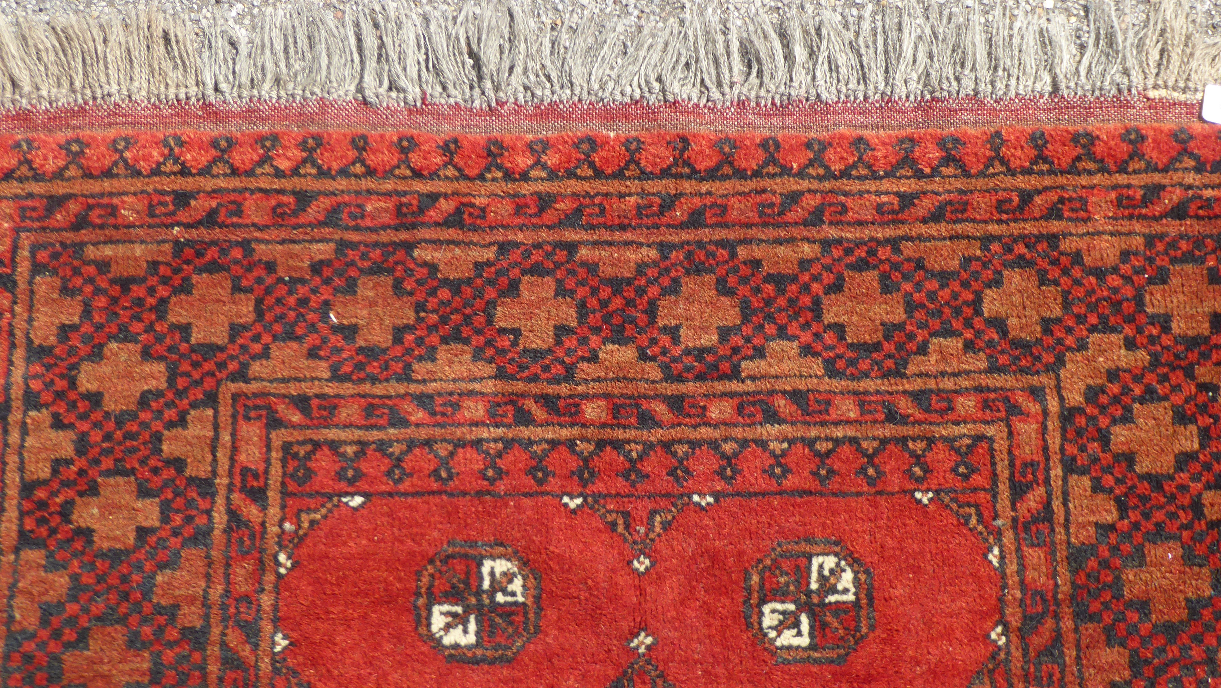 A Bokhara rug with elephant foot pattern motifs, on a terracotta ground  41" x 62" - Bild 5 aus 6