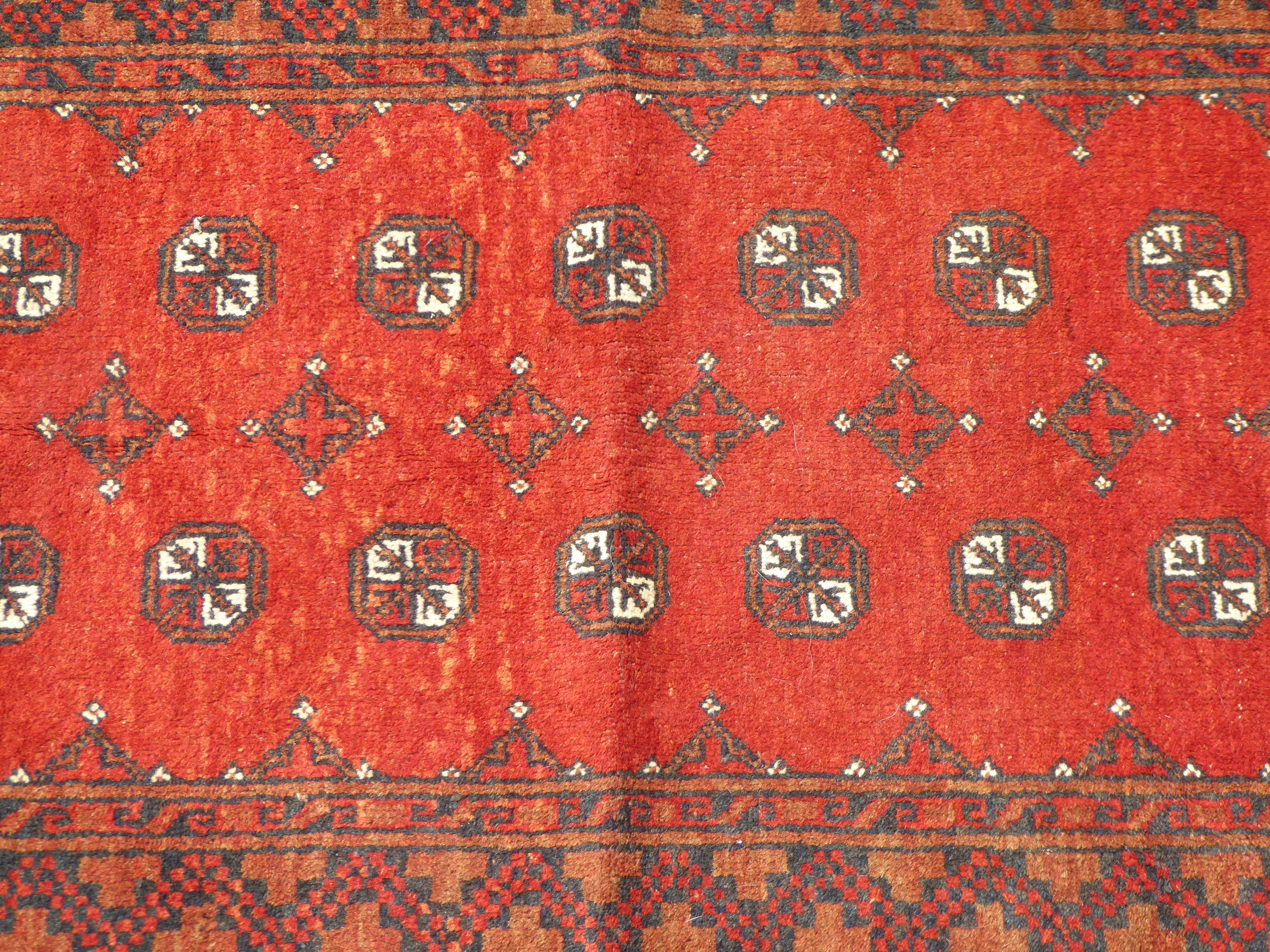 A Bokhara rug with elephant foot pattern motifs, on a terracotta ground  41" x 62" - Bild 2 aus 6