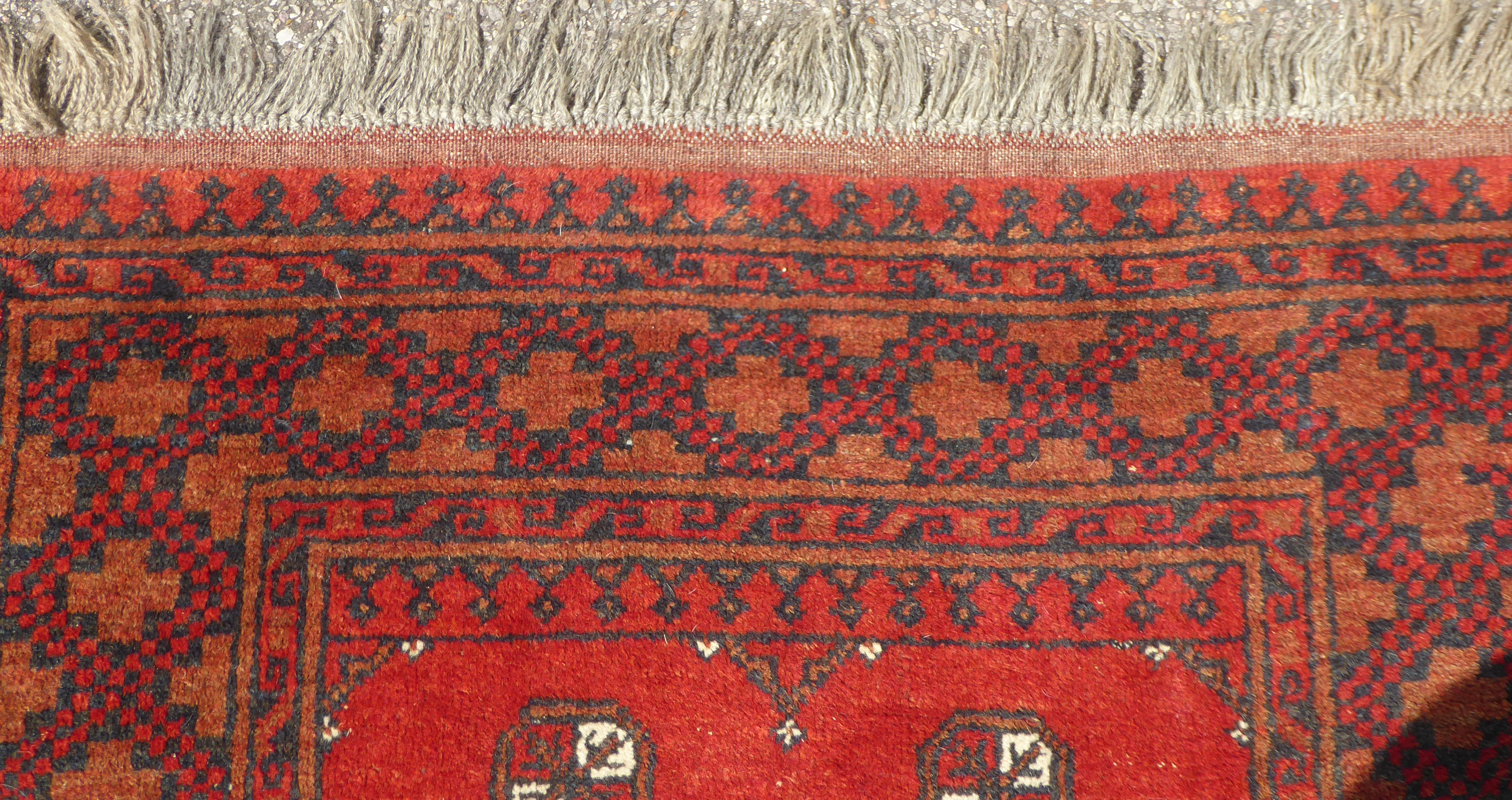 A Bokhara rug with elephant foot pattern motifs, on a terracotta ground  41" x 62" - Bild 4 aus 6