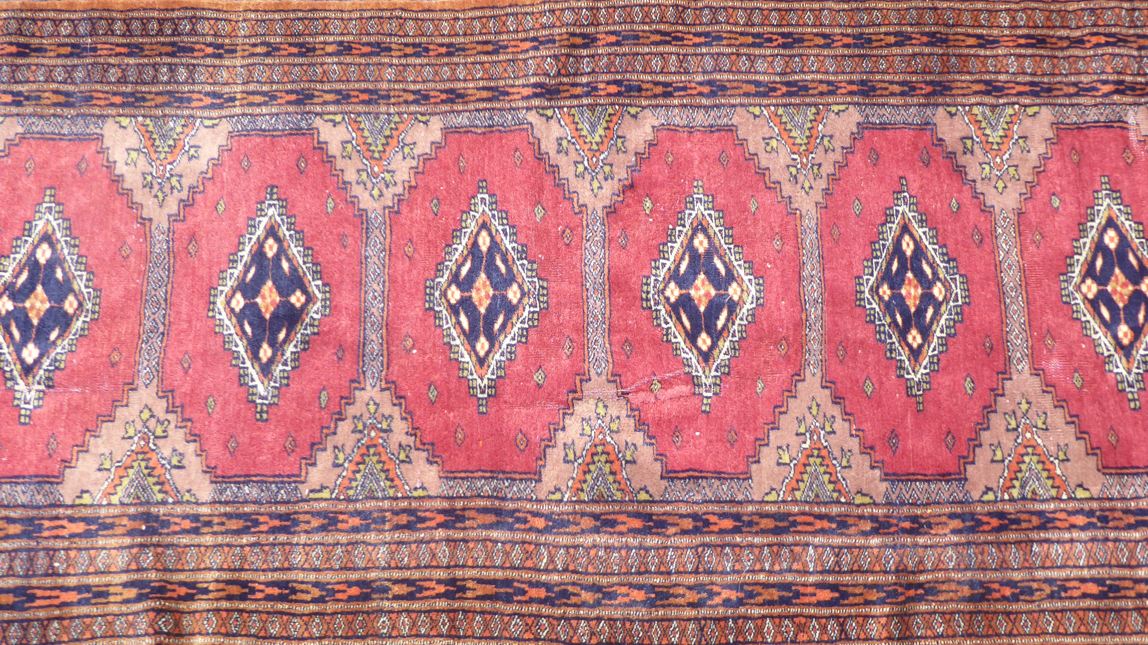 A Bokhara rug with elephant foot pattern motifs, on a terracotta ground  41" x 62" - Bild 3 aus 6