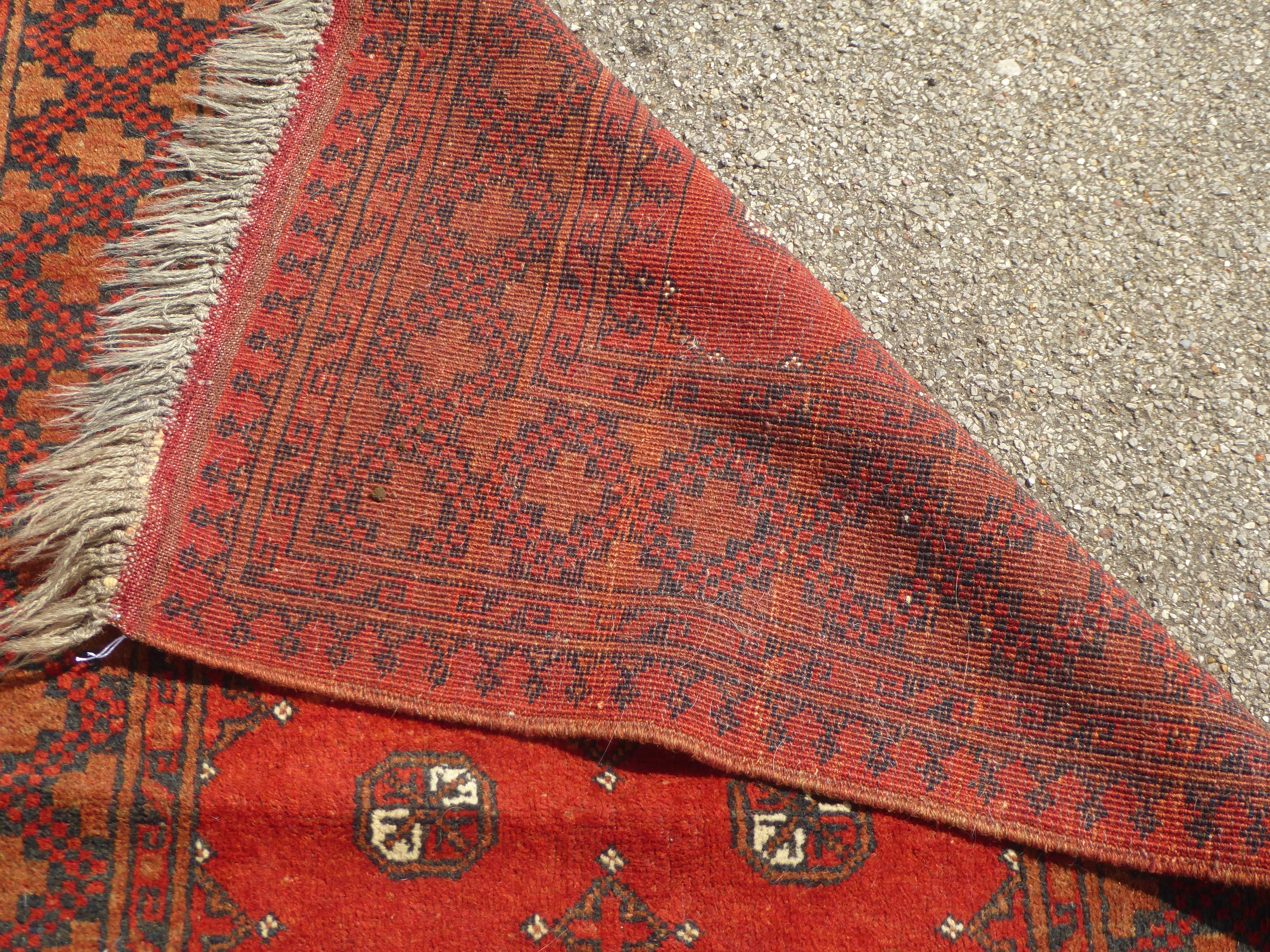 A Bokhara rug with elephant foot pattern motifs, on a terracotta ground  41" x 62" - Bild 6 aus 6
