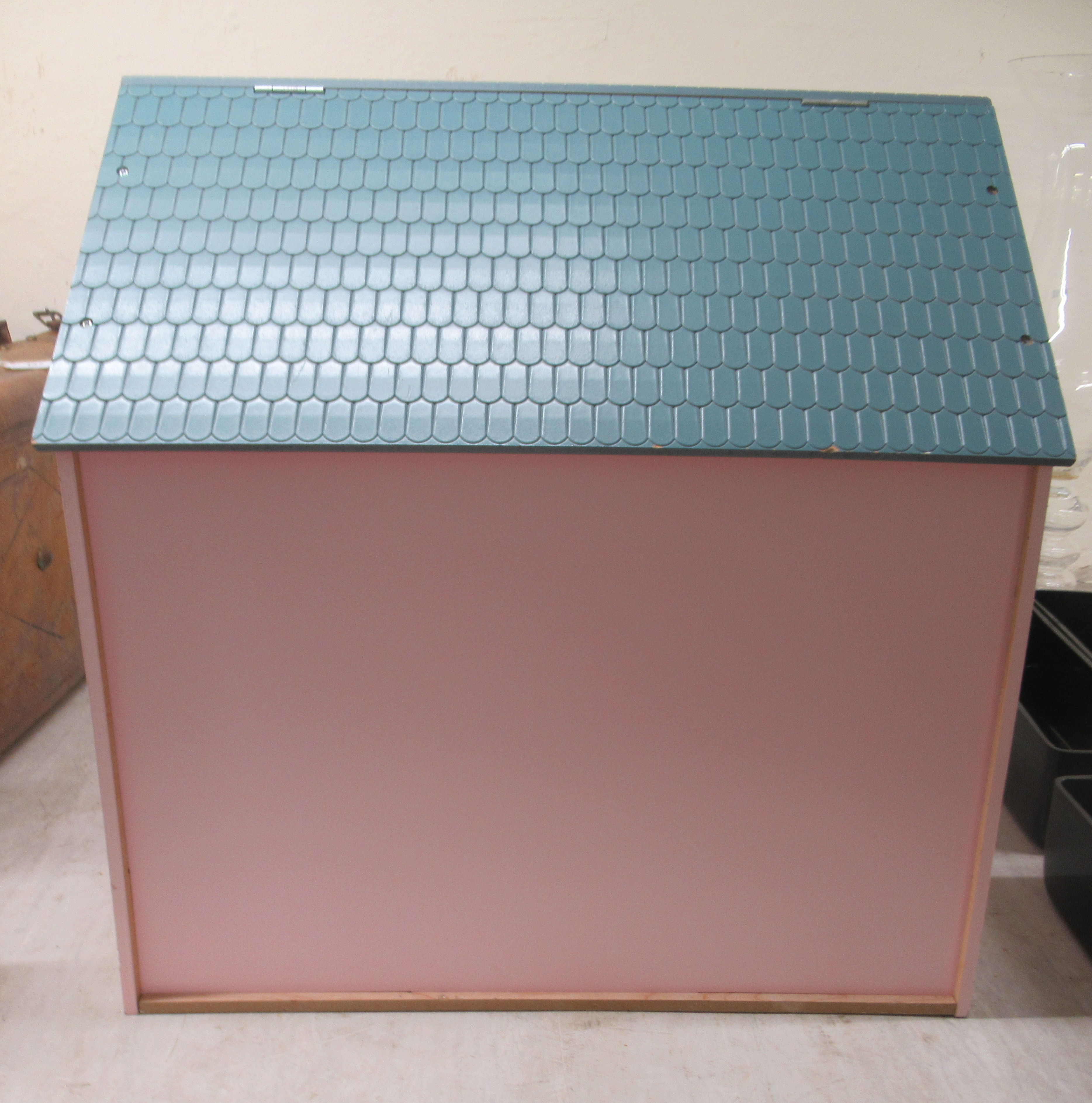 A modern MDF dolls house with a hinged roof and double opening front  24"h  24"w - Image 4 of 4