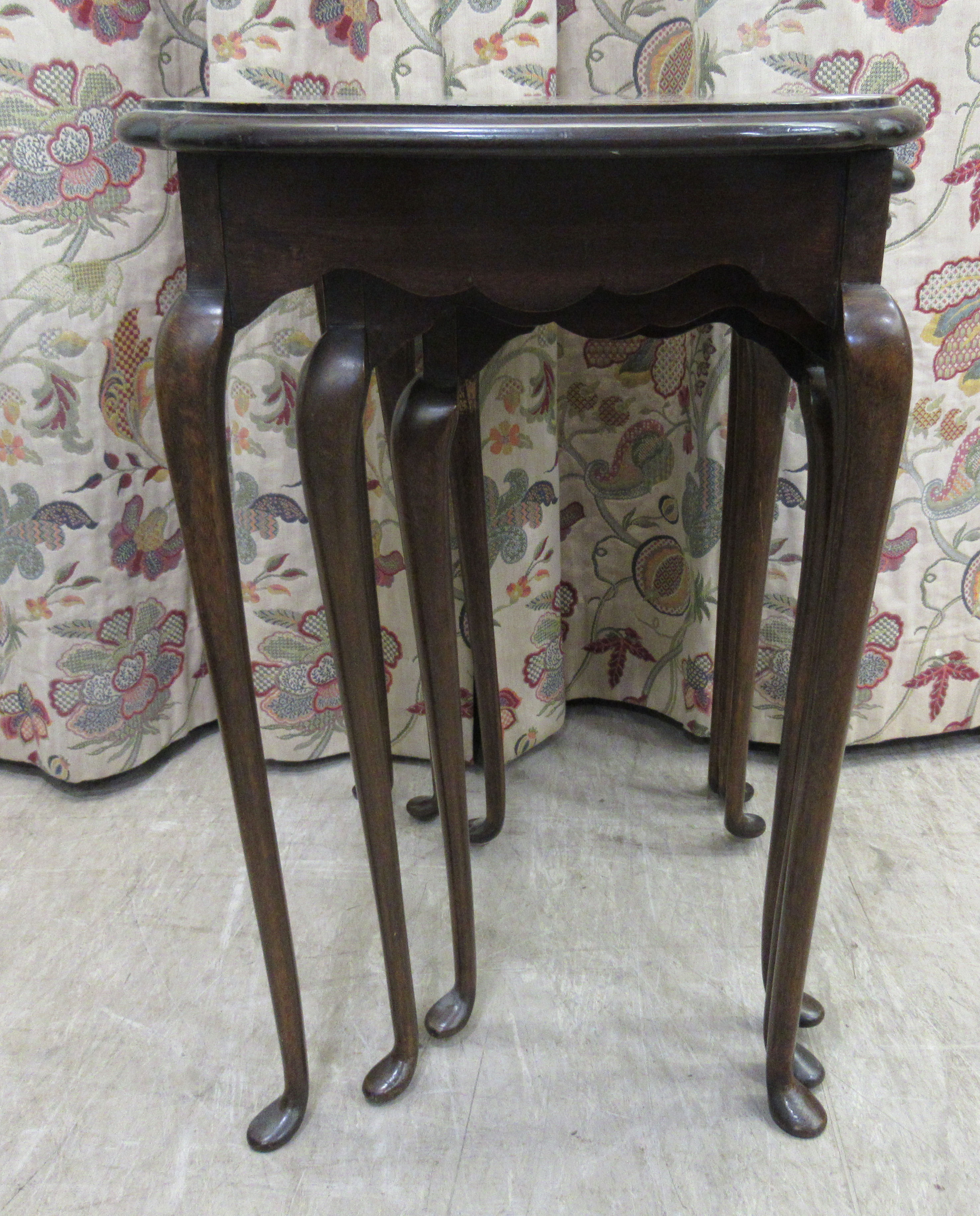 A nesting set of three mid 20thC walnut finished occasional tables, bearing the label of Denby - Bild 4 aus 10