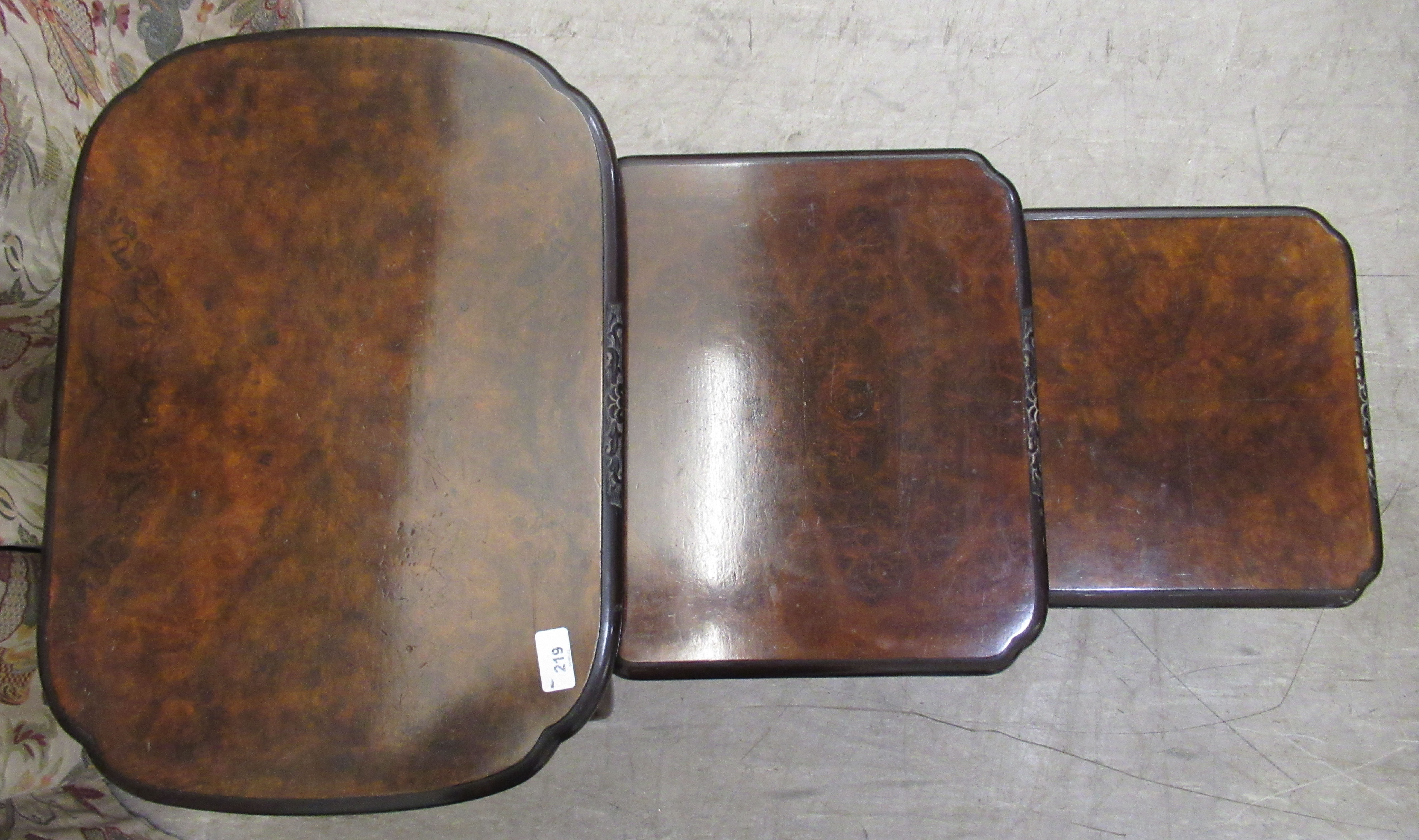 A nesting set of three mid 20thC walnut finished occasional tables, bearing the label of Denby - Bild 6 aus 10