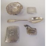 Silver collectables, viz. a table spoon; a cigarette case; a mirrored compact; a shallow dish; and a