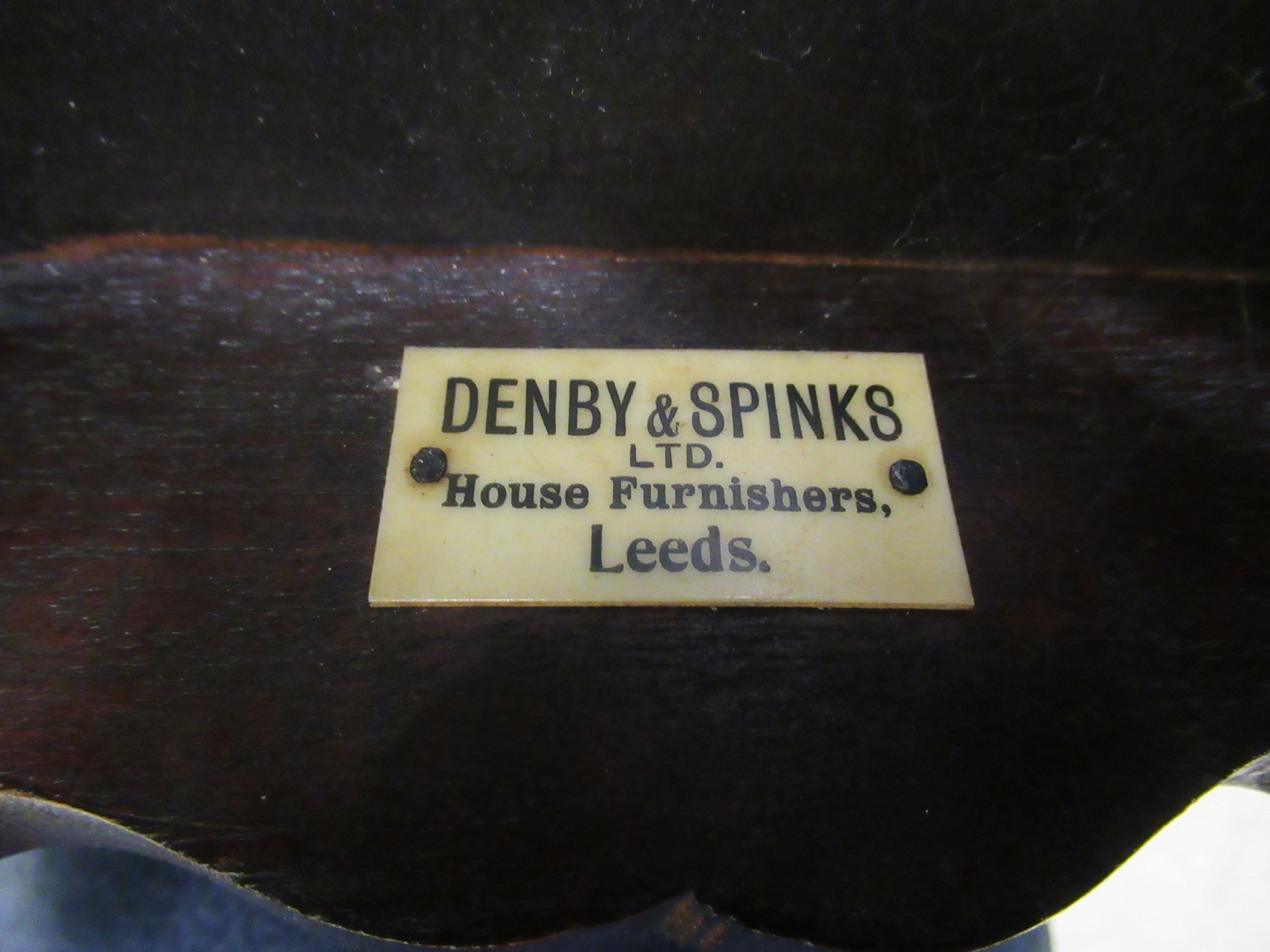 A nesting set of three mid 20thC walnut finished occasional tables, bearing the label of Denby - Bild 10 aus 10