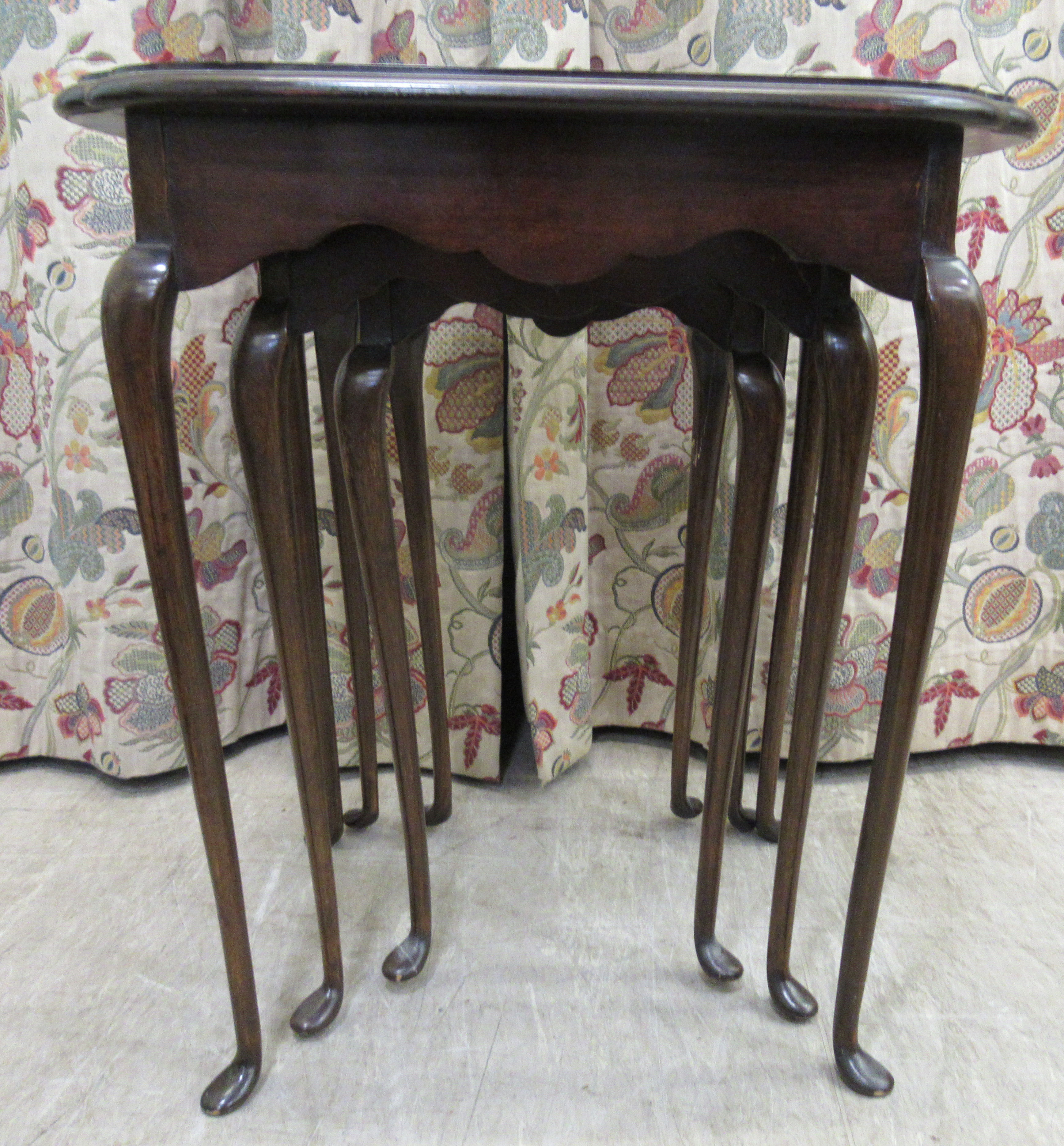 A nesting set of three mid 20thC walnut finished occasional tables, bearing the label of Denby - Bild 3 aus 10