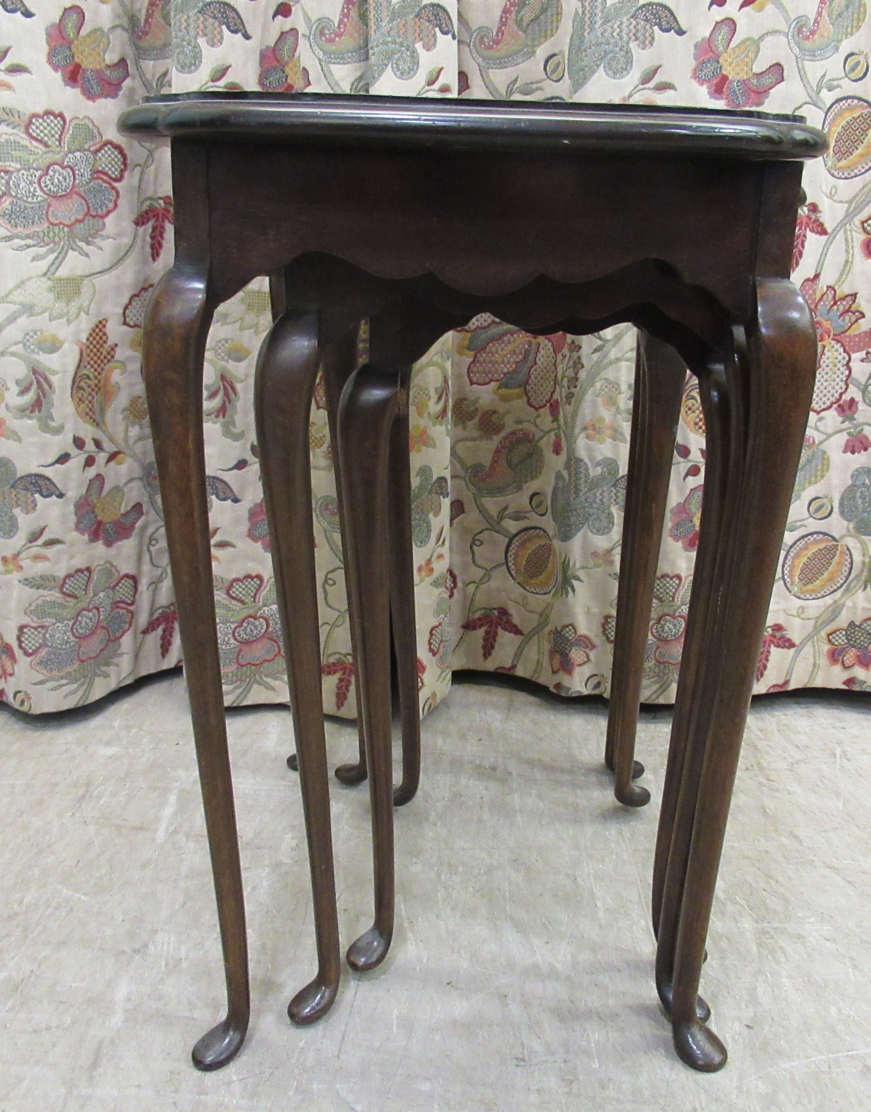 A nesting set of three mid 20thC walnut finished occasional tables, bearing the label of Denby - Bild 2 aus 10