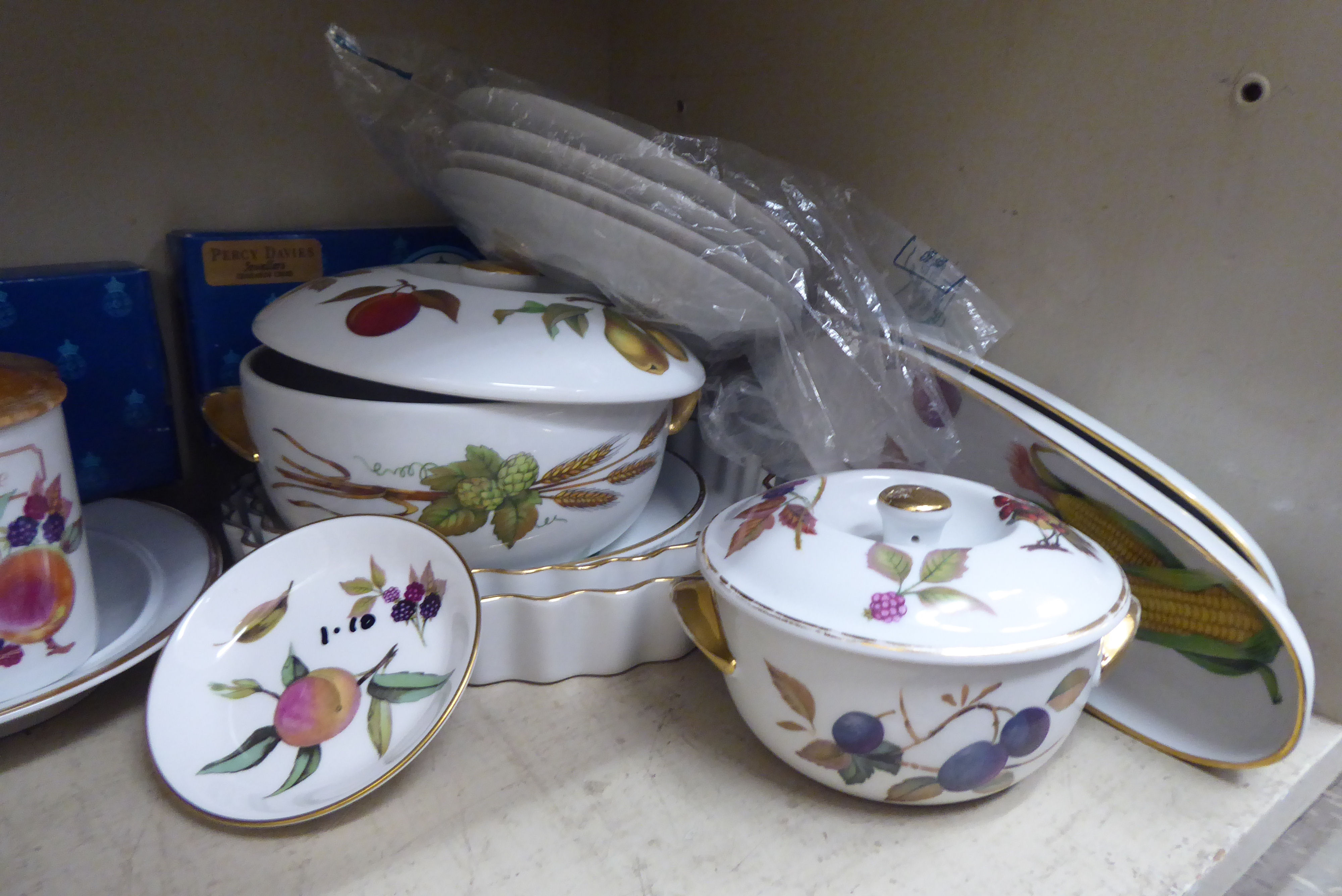 Evesham Worcester porcelain tea and dinnerware - Image 5 of 6