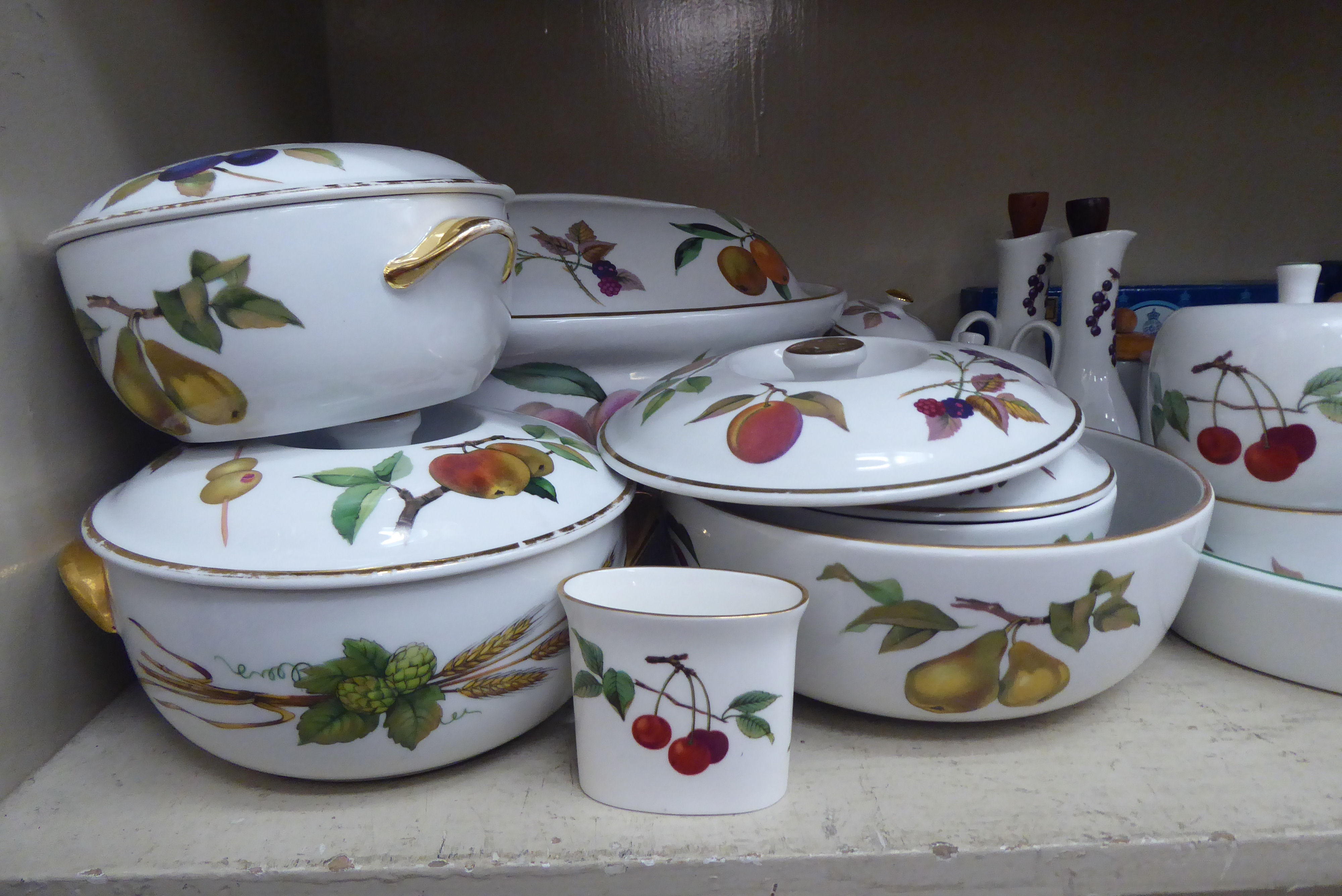 Evesham Worcester porcelain tea and dinnerware - Image 2 of 6