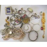 Costume jewellery, comprising bangles, neckchains, bracelets and earrings