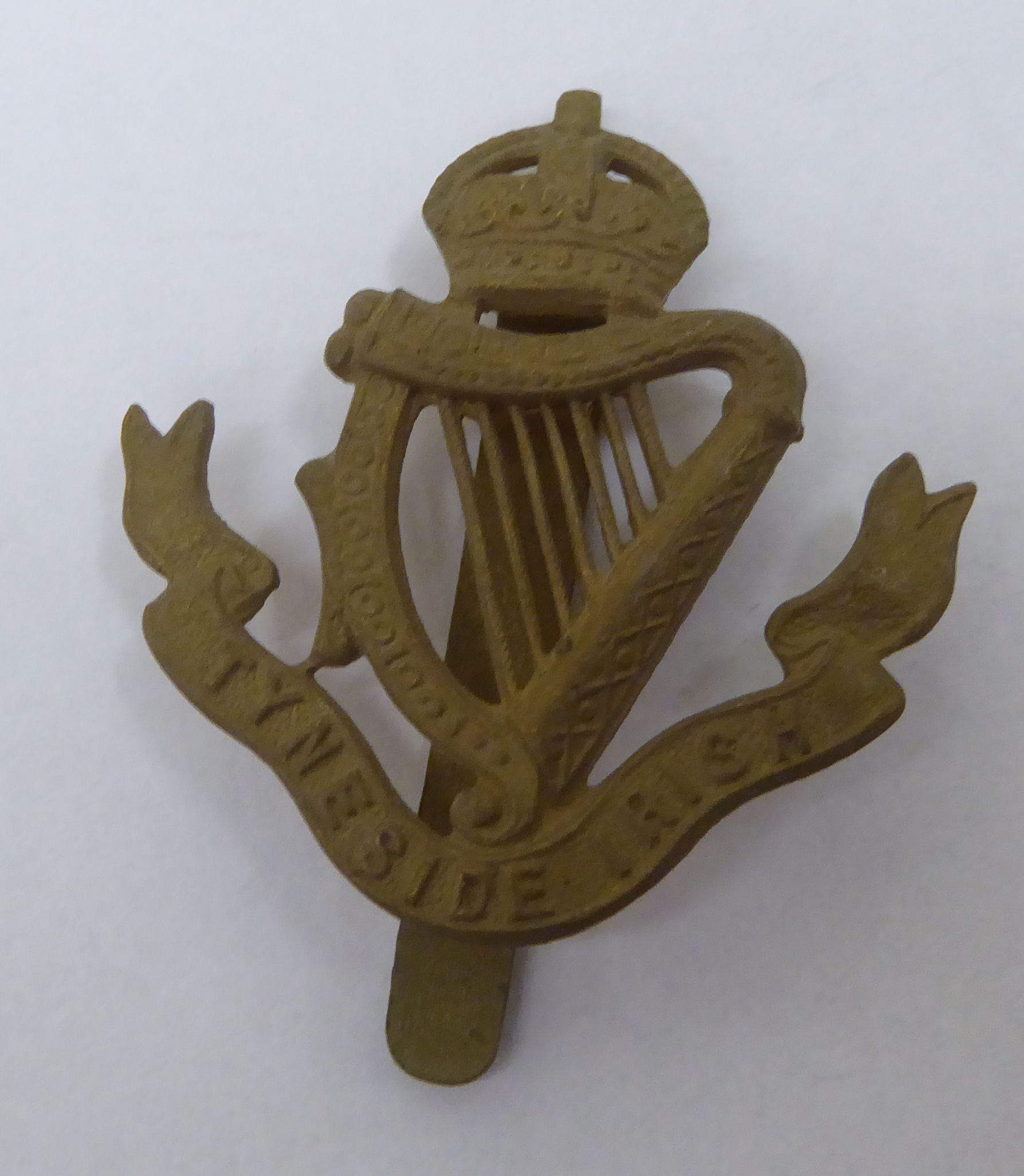 Approx. fifty British regimental cap badges and other insignia, some copies: to include The Royal - Image 9 of 10