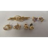 Various items of 9ct gold jewellery: to include a bar brooch