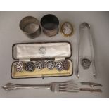 Items of personal ornament and silver: to include a pair of 19thC bright-cut engraved sugar tongs;