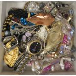 Miscellaneous costume jewellery: to include rings and pendants