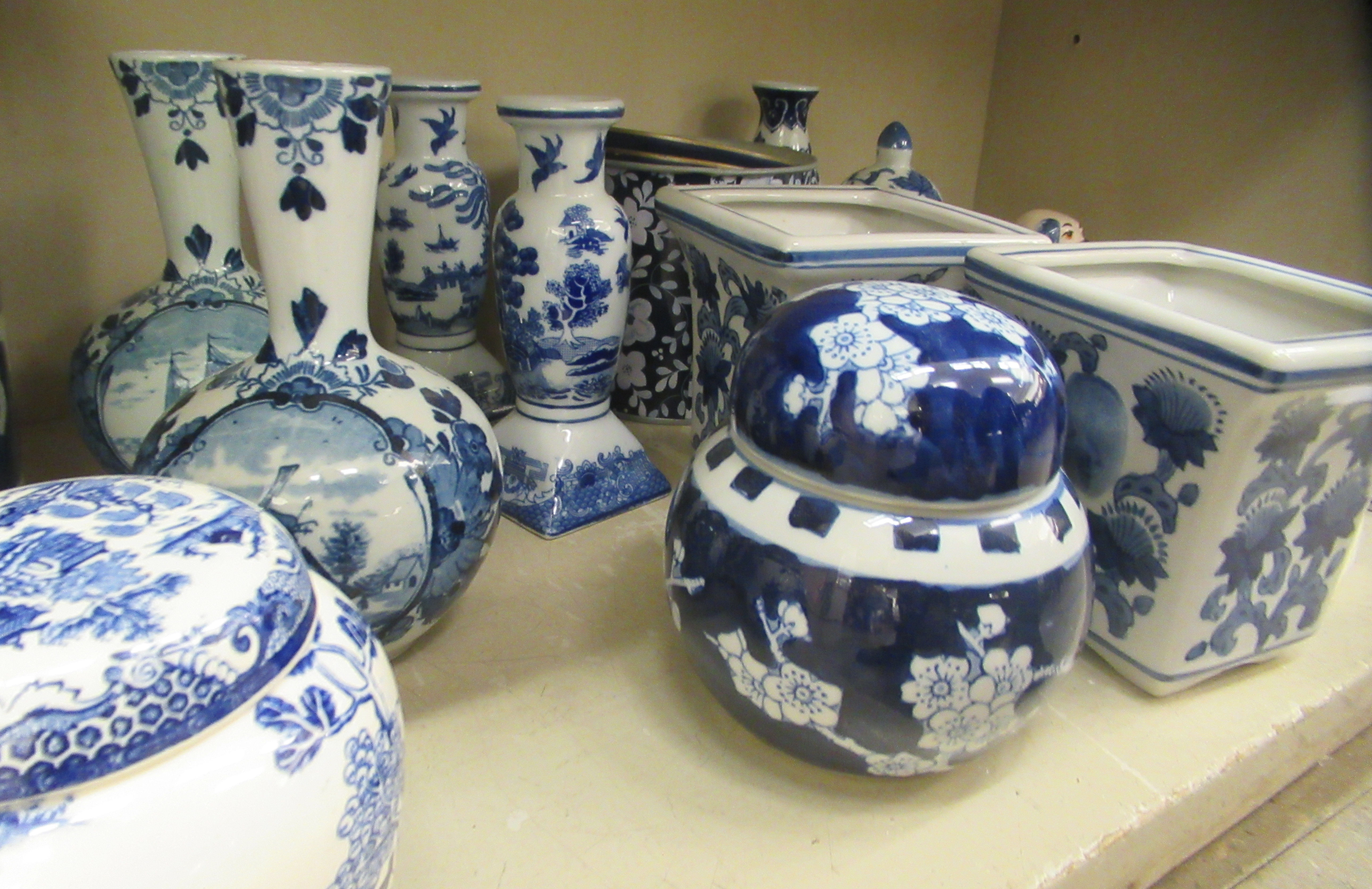 Blue and white ceramics: to include a porcelain planter  9"h  9.5"dia; and two ginger jars - Image 3 of 4