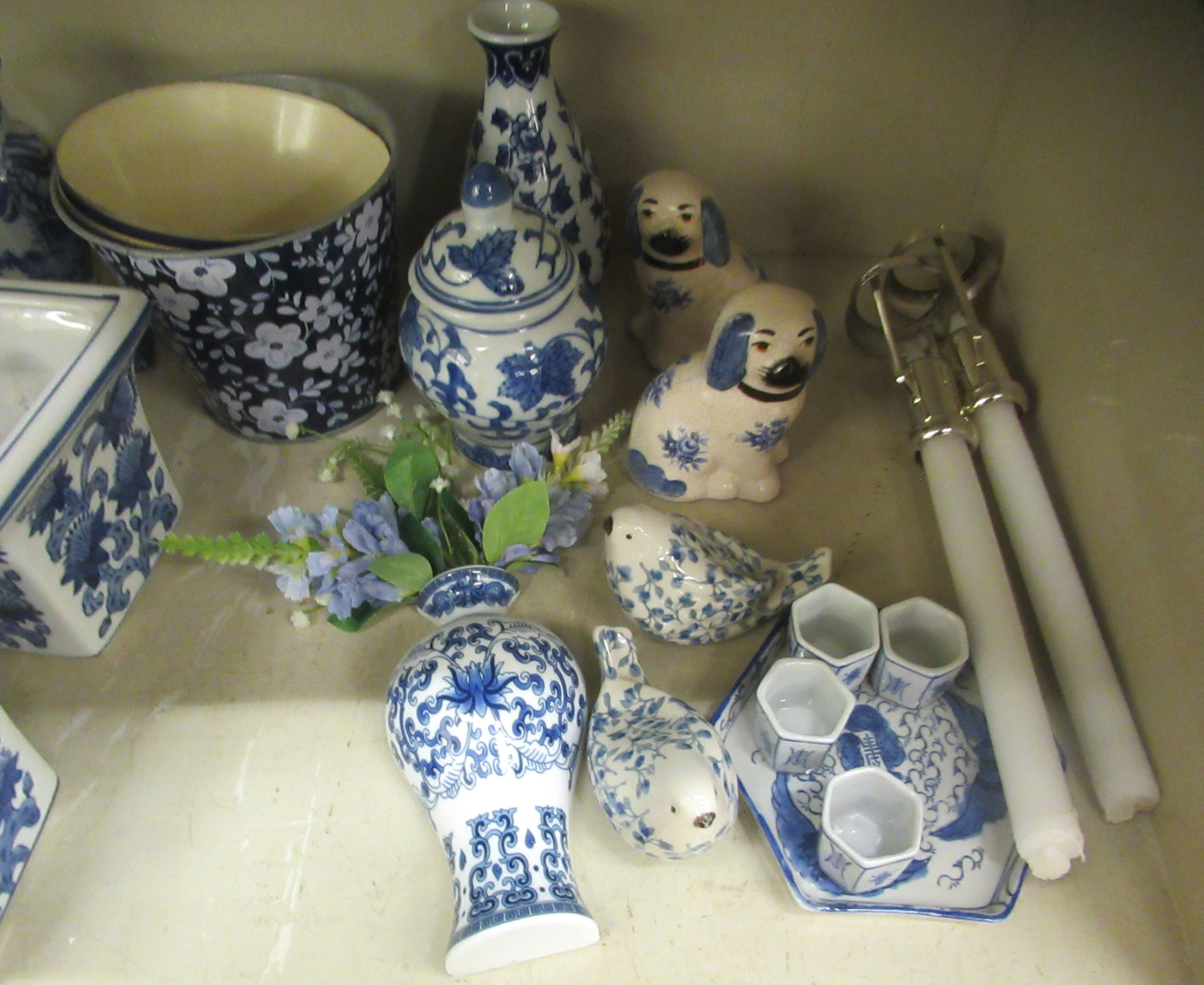 Blue and white ceramics: to include a porcelain planter  9"h  9.5"dia; and two ginger jars - Image 4 of 4