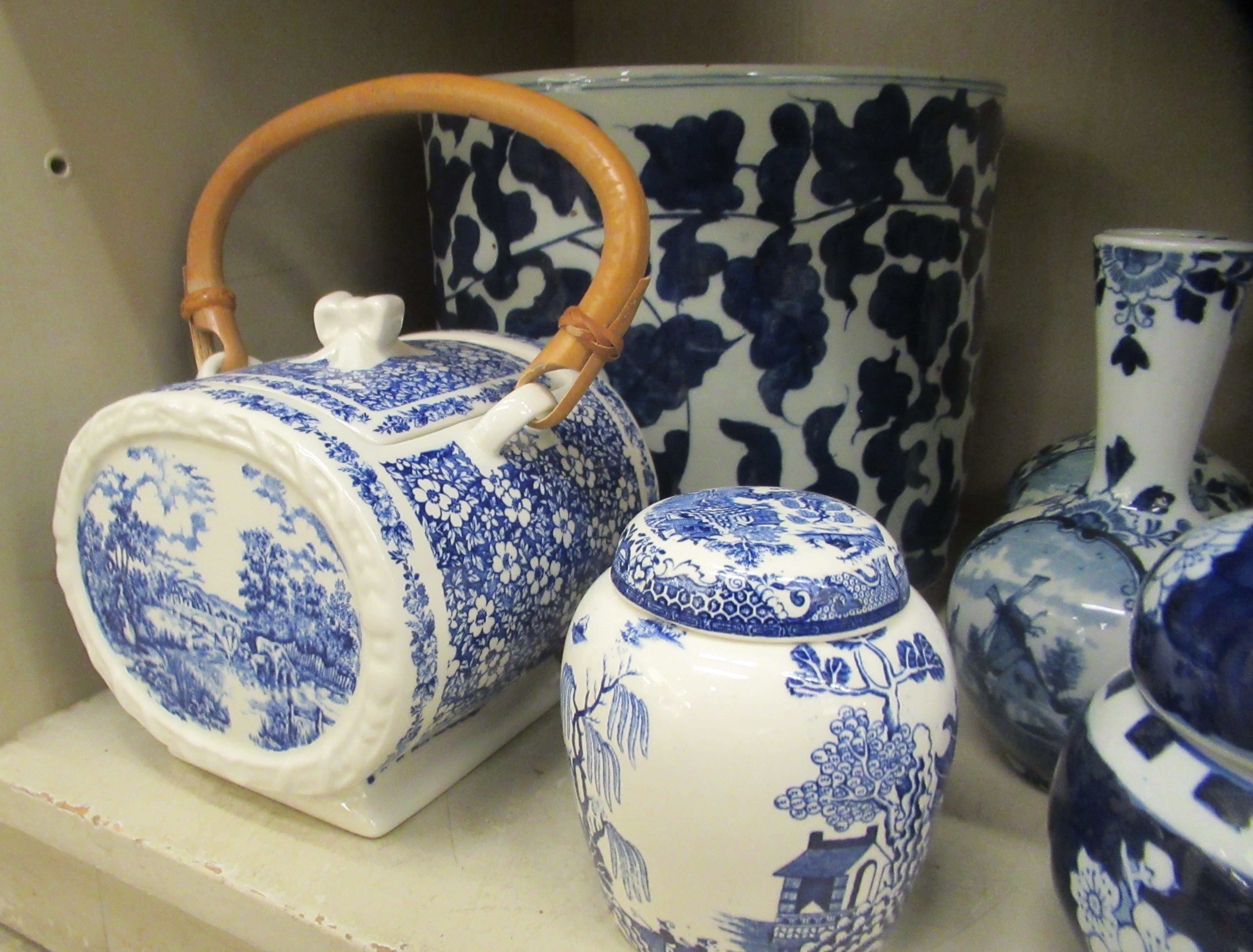 Blue and white ceramics: to include a porcelain planter  9"h  9.5"dia; and two ginger jars - Image 2 of 4