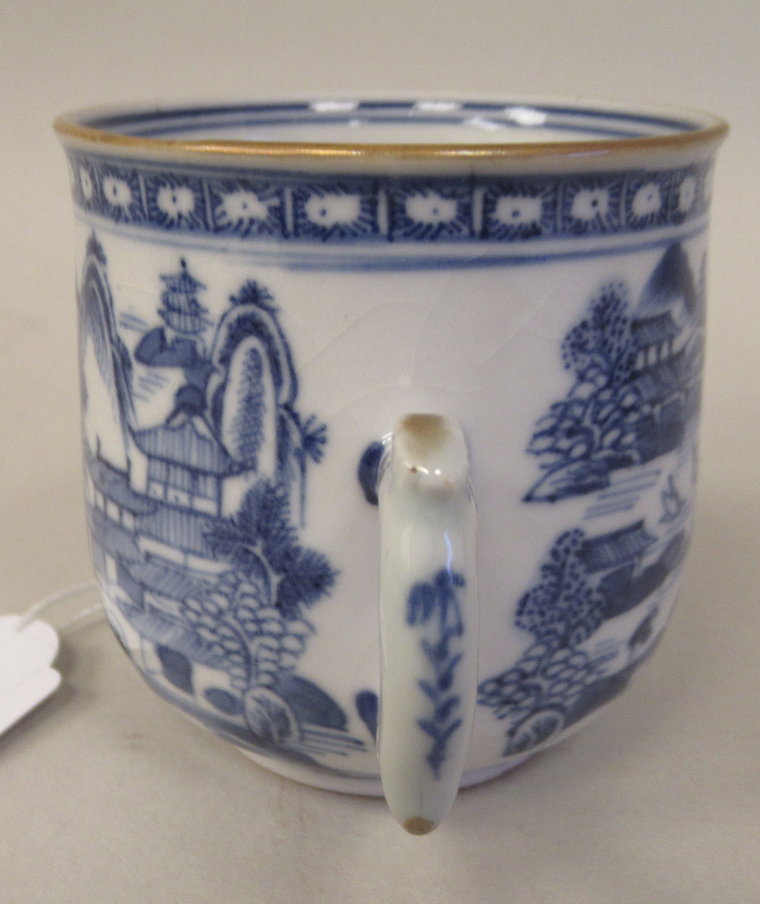 A late 18thC Chinese porcelain twin handled cup and cover, decorated in blue and white with figures, - Bild 4 aus 10