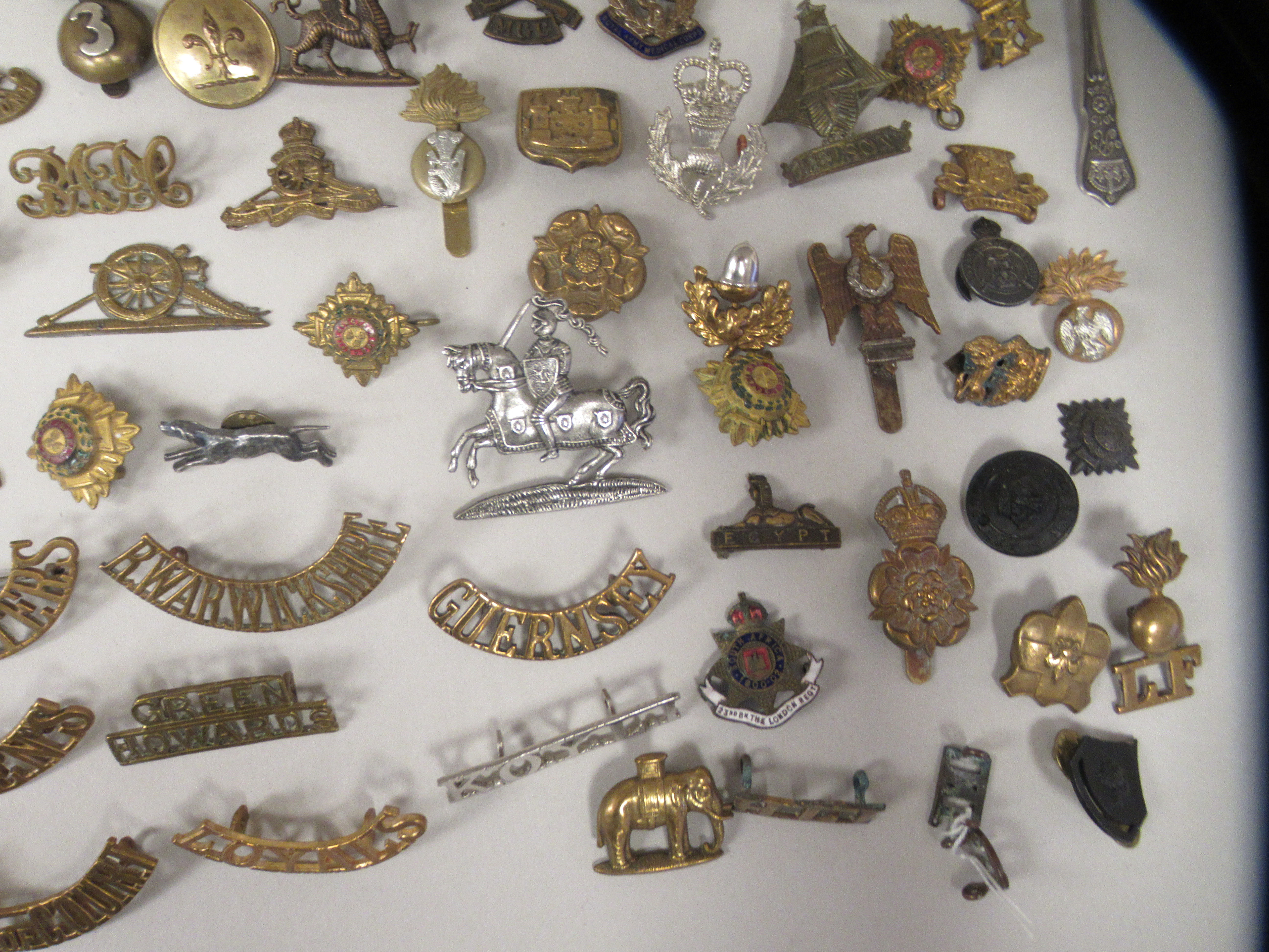 Miscellaneous British military uniform and other badges, some copies: to include brass titles and - Image 4 of 6