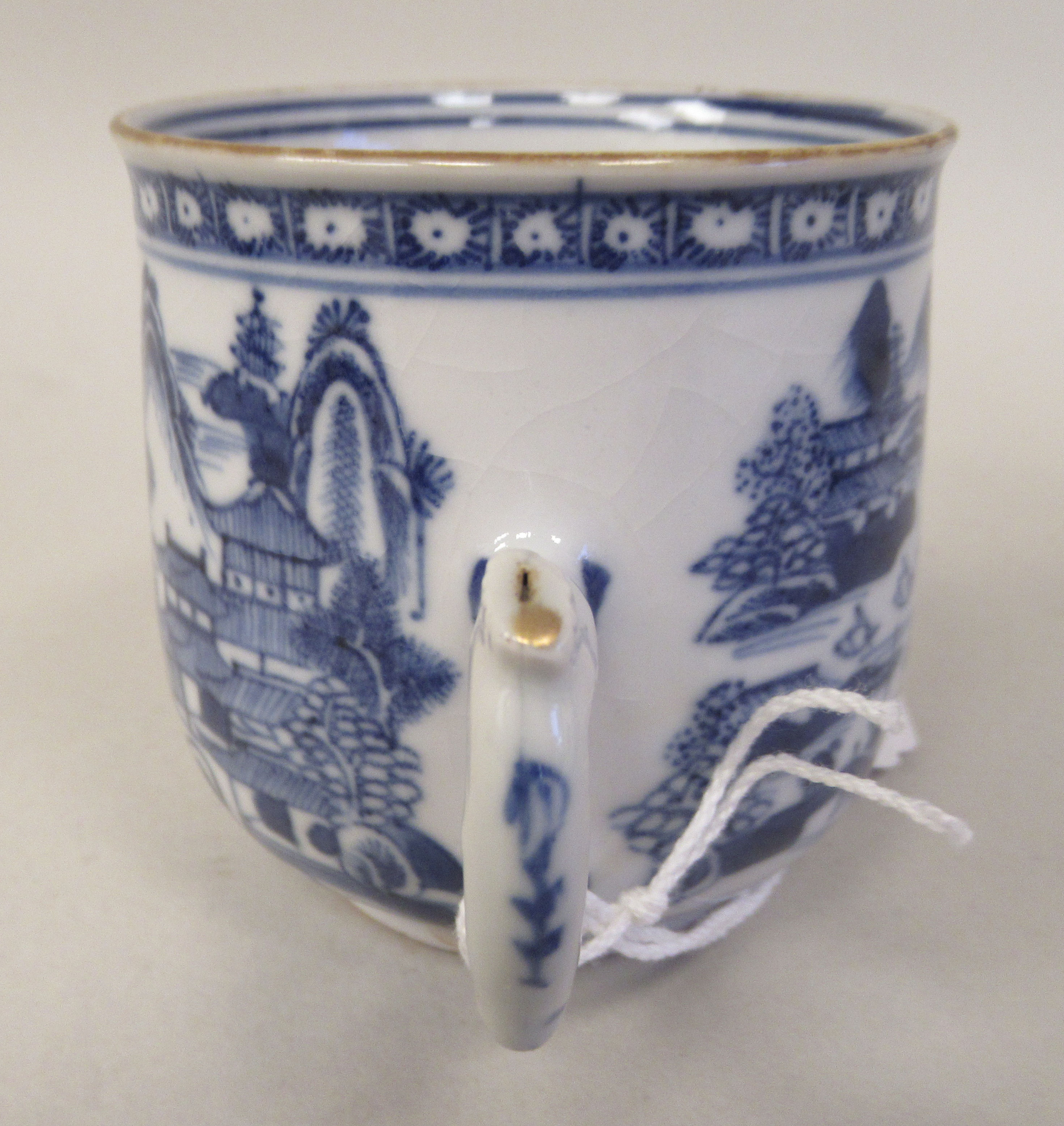 A late 18thC Chinese porcelain twin handled cup and cover, decorated in blue and white with figures, - Bild 6 aus 10