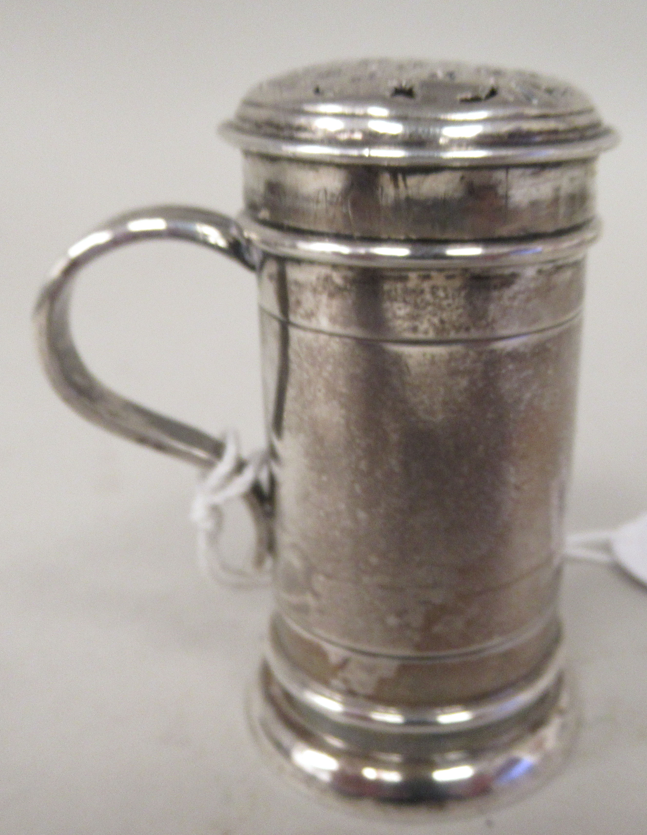 A late Victorian silver sander of cylindrical form with an S-shape handle and decoratively pierced - Image 3 of 8