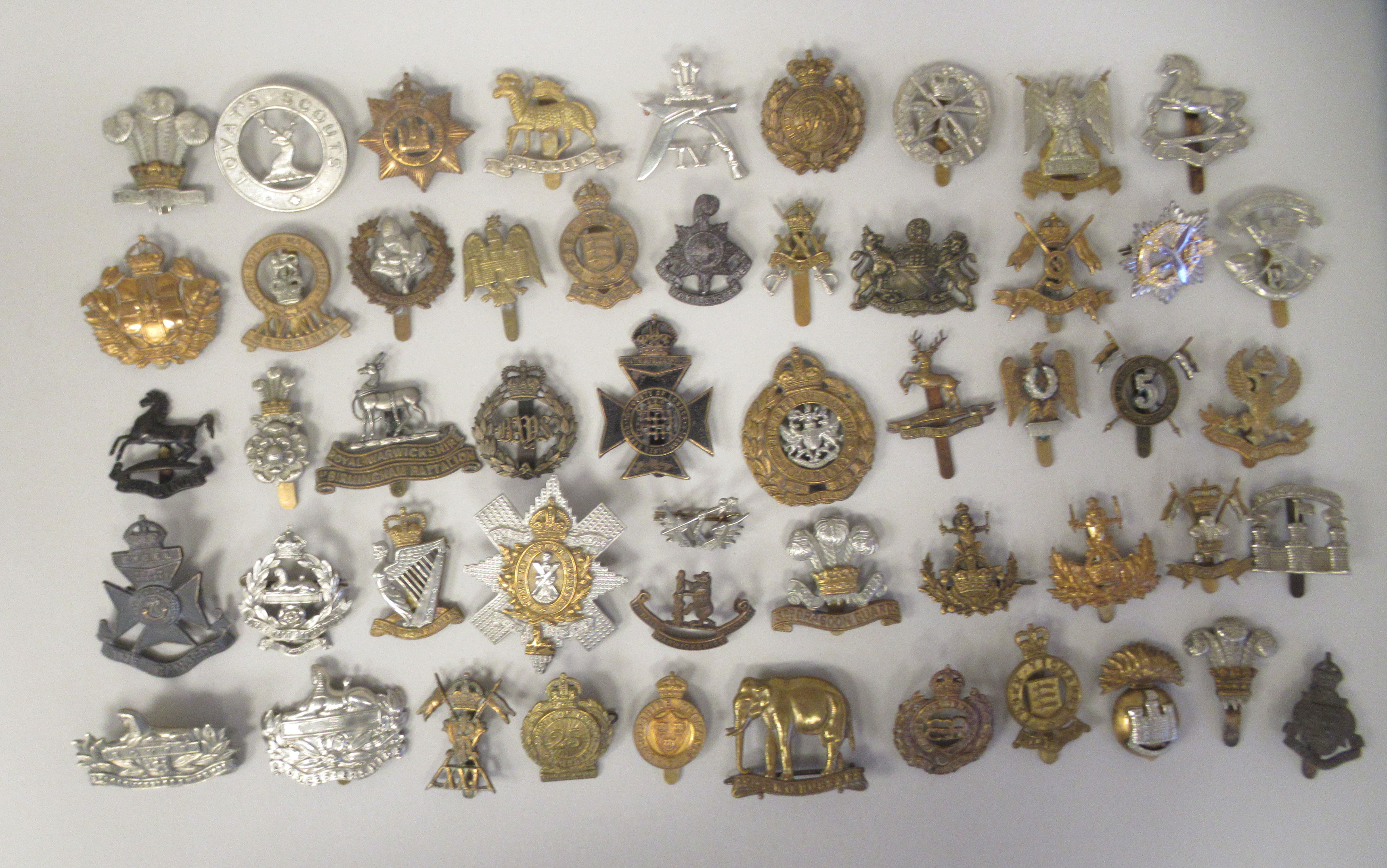 Approx. fifty military cap badges and other insignia, some copies: to include County of London