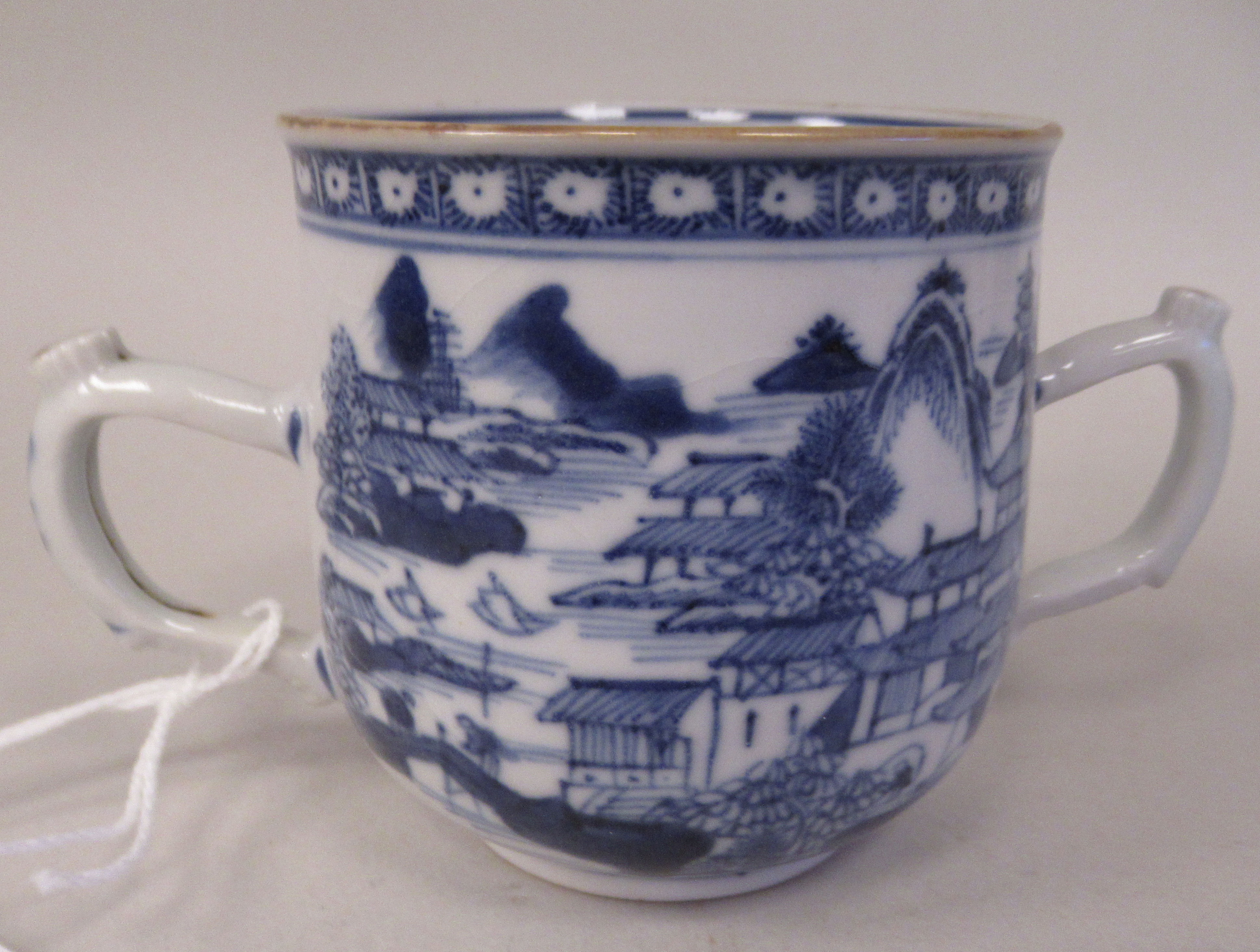 A late 18thC Chinese porcelain twin handled cup and cover, decorated in blue and white with figures, - Bild 3 aus 10