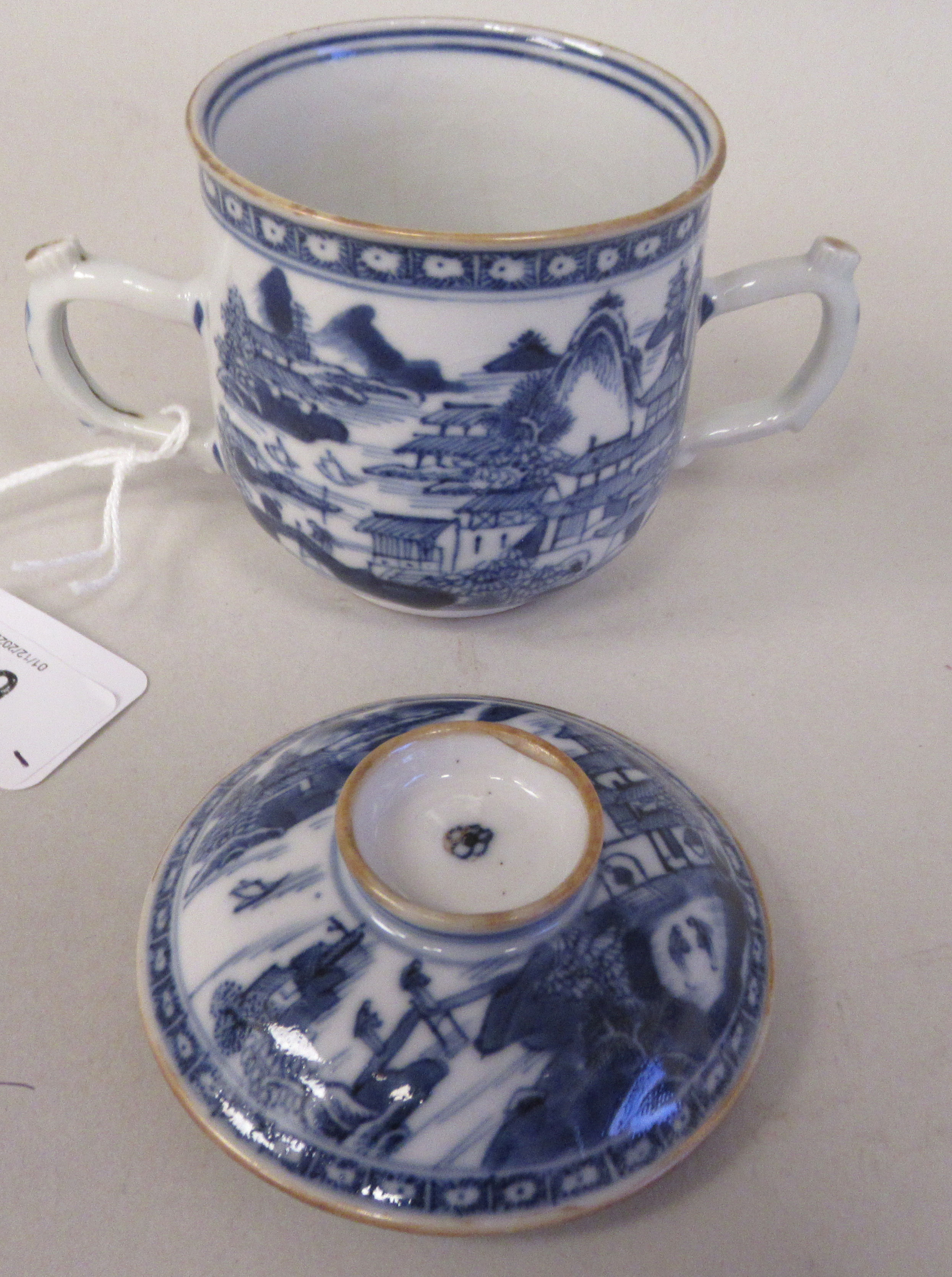A late 18thC Chinese porcelain twin handled cup and cover, decorated in blue and white with figures, - Bild 2 aus 10