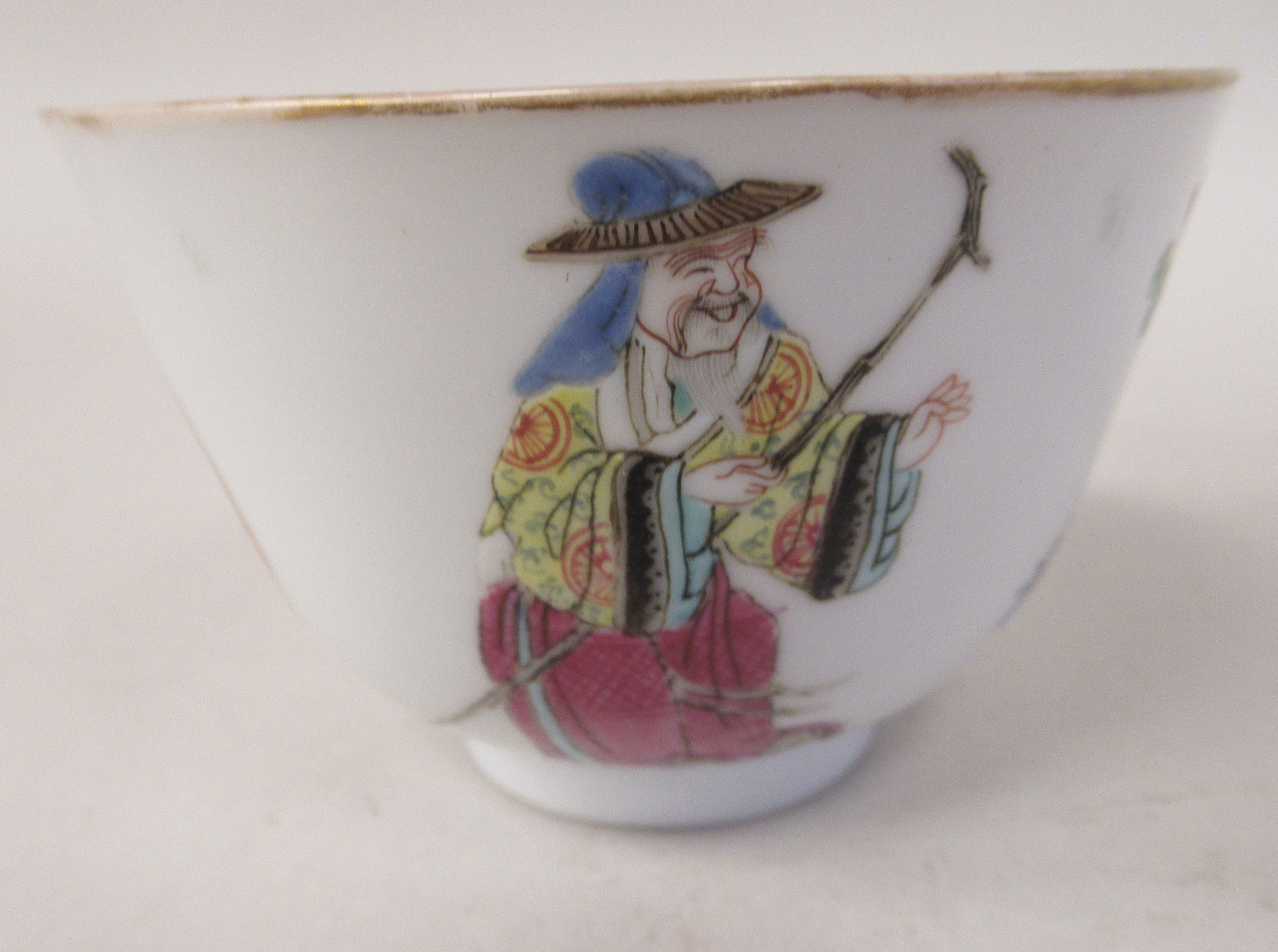 An 18thC Chinese porcelain footed wine cup, decorated with a female and male figure and - Bild 4 aus 6