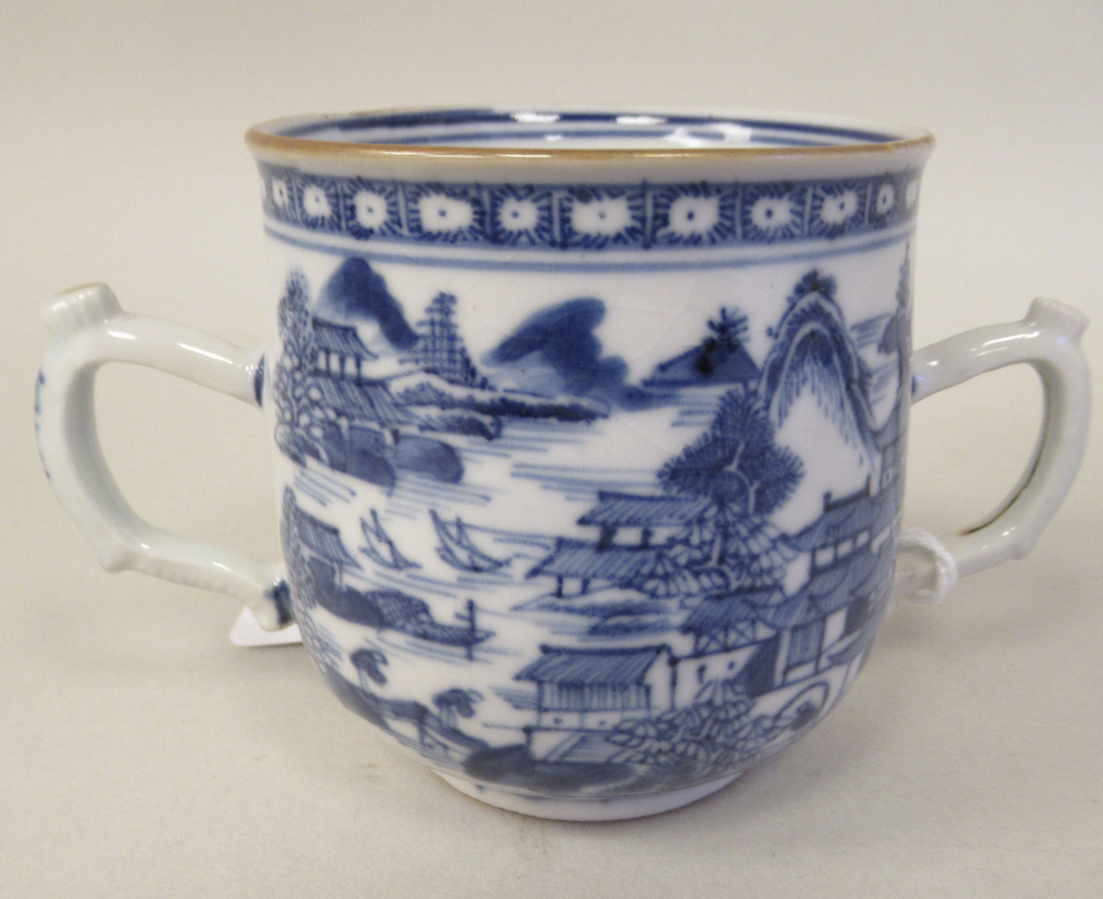 A late 18thC Chinese porcelain twin handled cup and cover, decorated in blue and white with figures, - Bild 5 aus 10