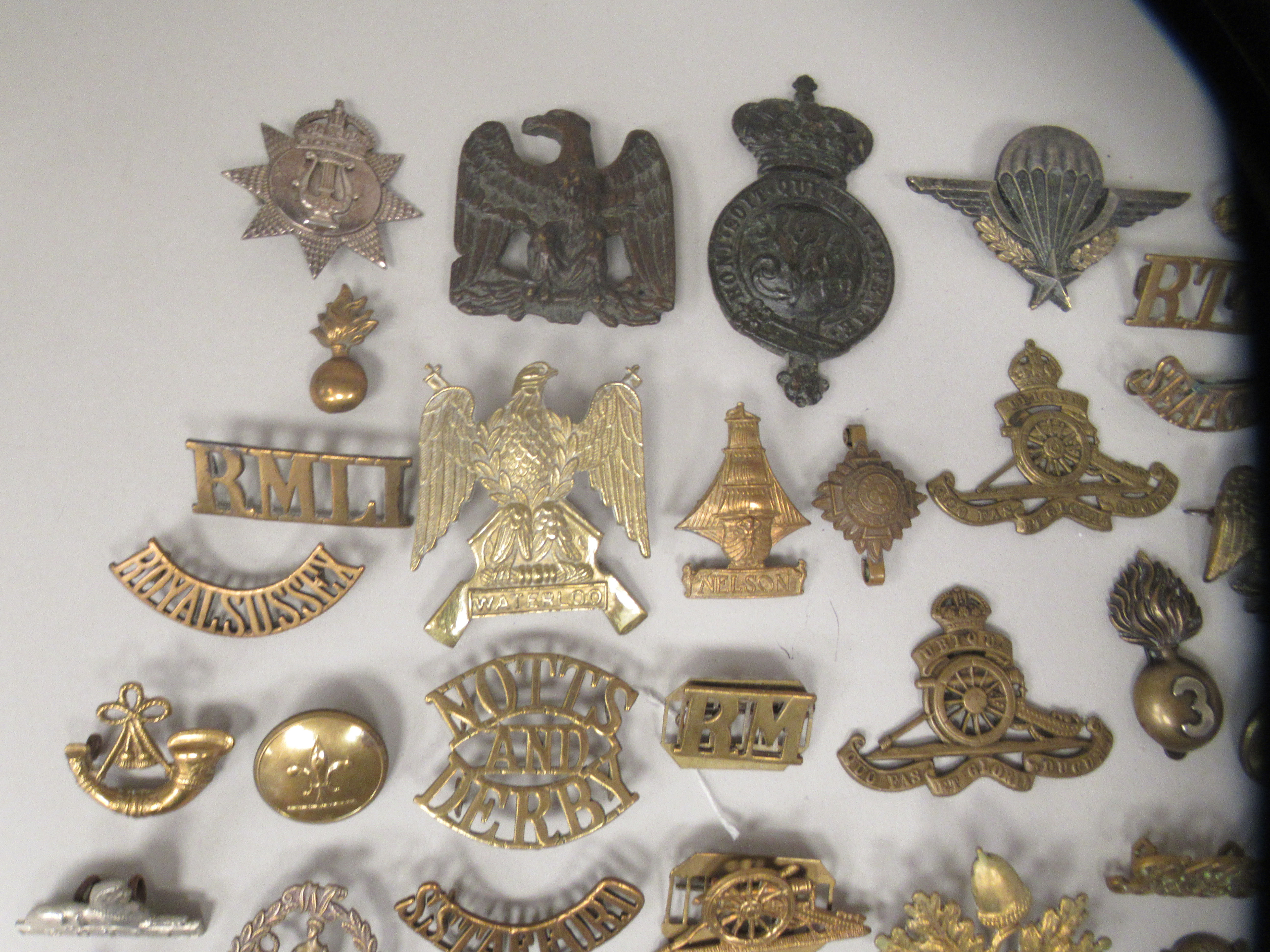 Miscellaneous British military uniform and other badges, some copies: to include brass titles and - Image 2 of 6