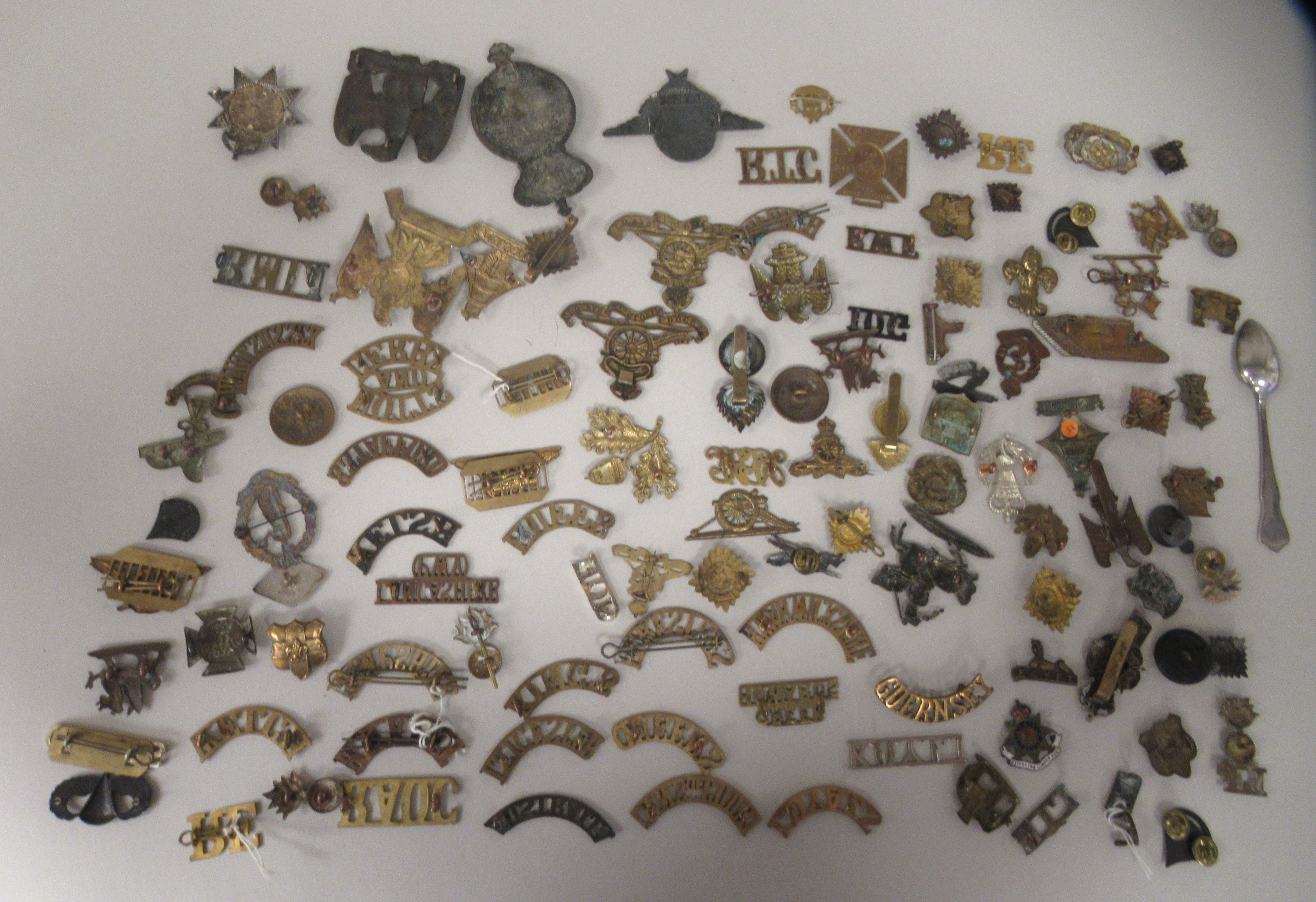 Miscellaneous British military uniform and other badges, some copies: to include brass titles and - Image 6 of 6