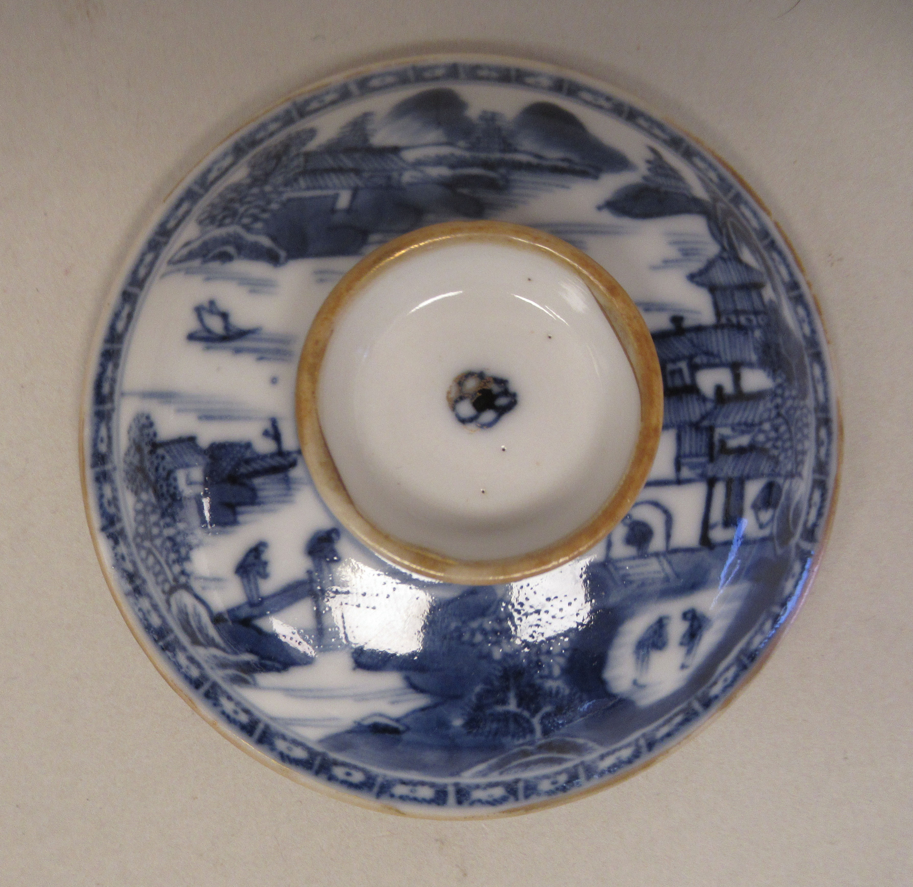 A late 18thC Chinese porcelain twin handled cup and cover, decorated in blue and white with figures, - Bild 9 aus 10