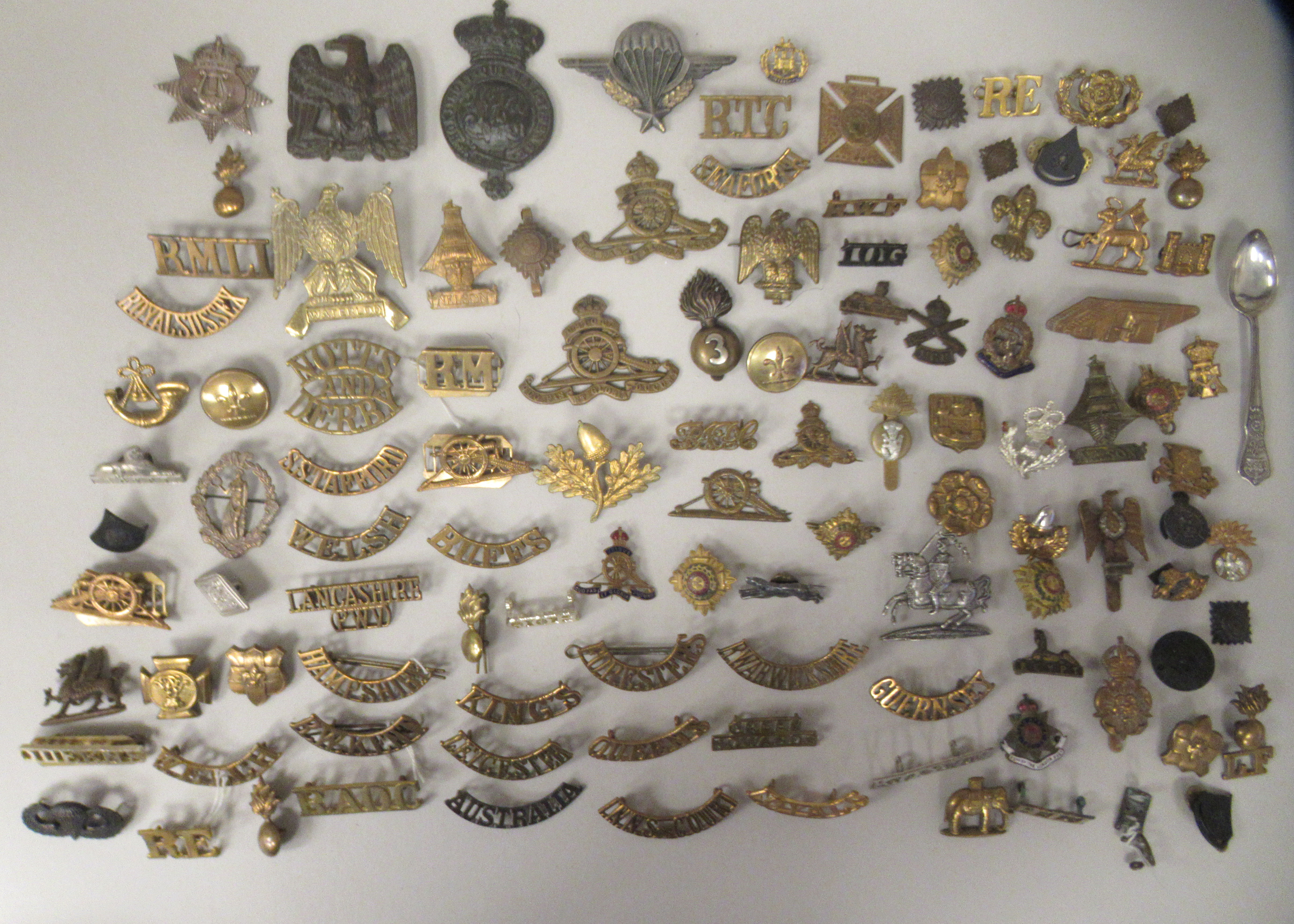 Miscellaneous British military uniform and other badges, some copies: to include brass titles and