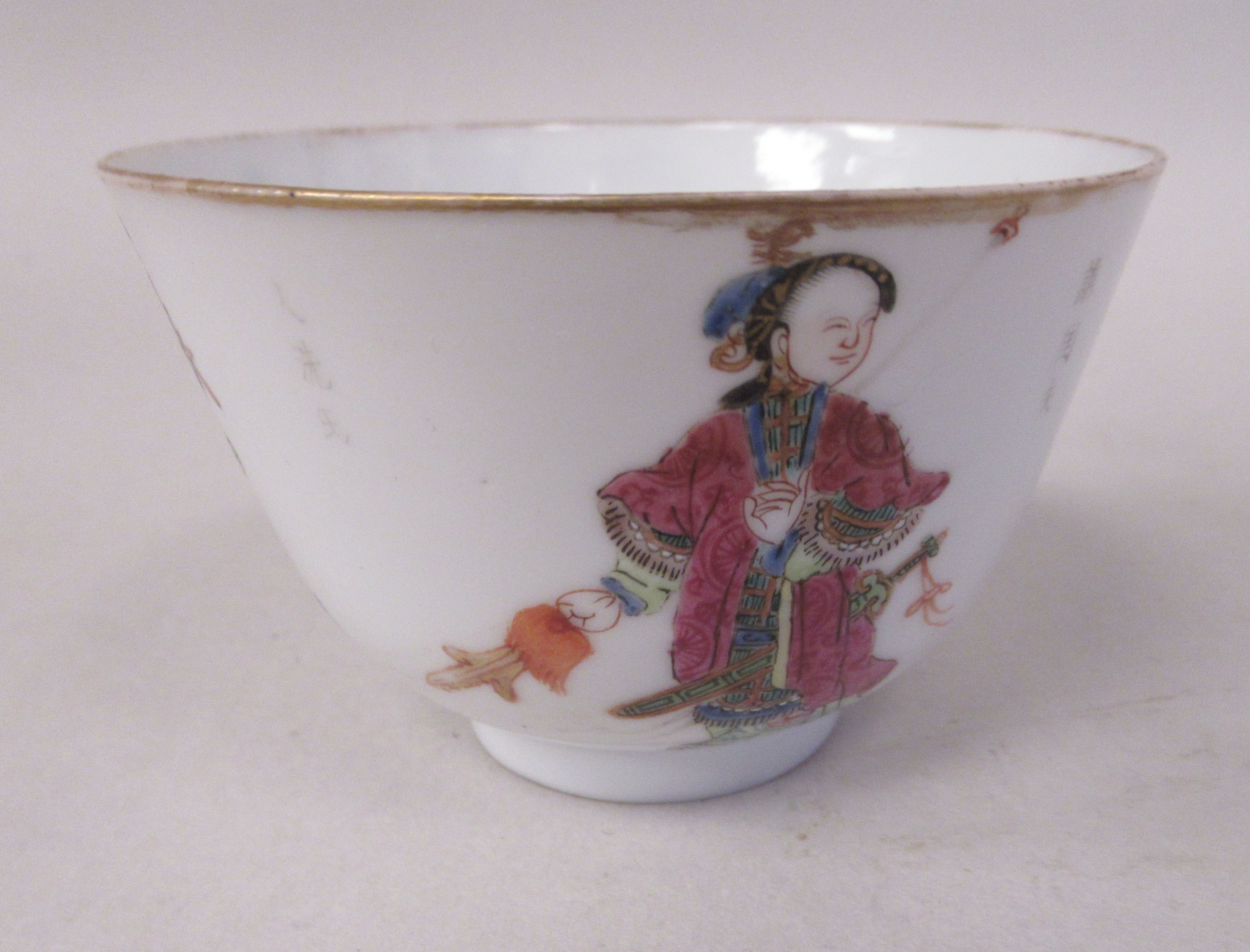 An 18thC Chinese porcelain footed wine cup, decorated with a female and male figure and - Bild 2 aus 6