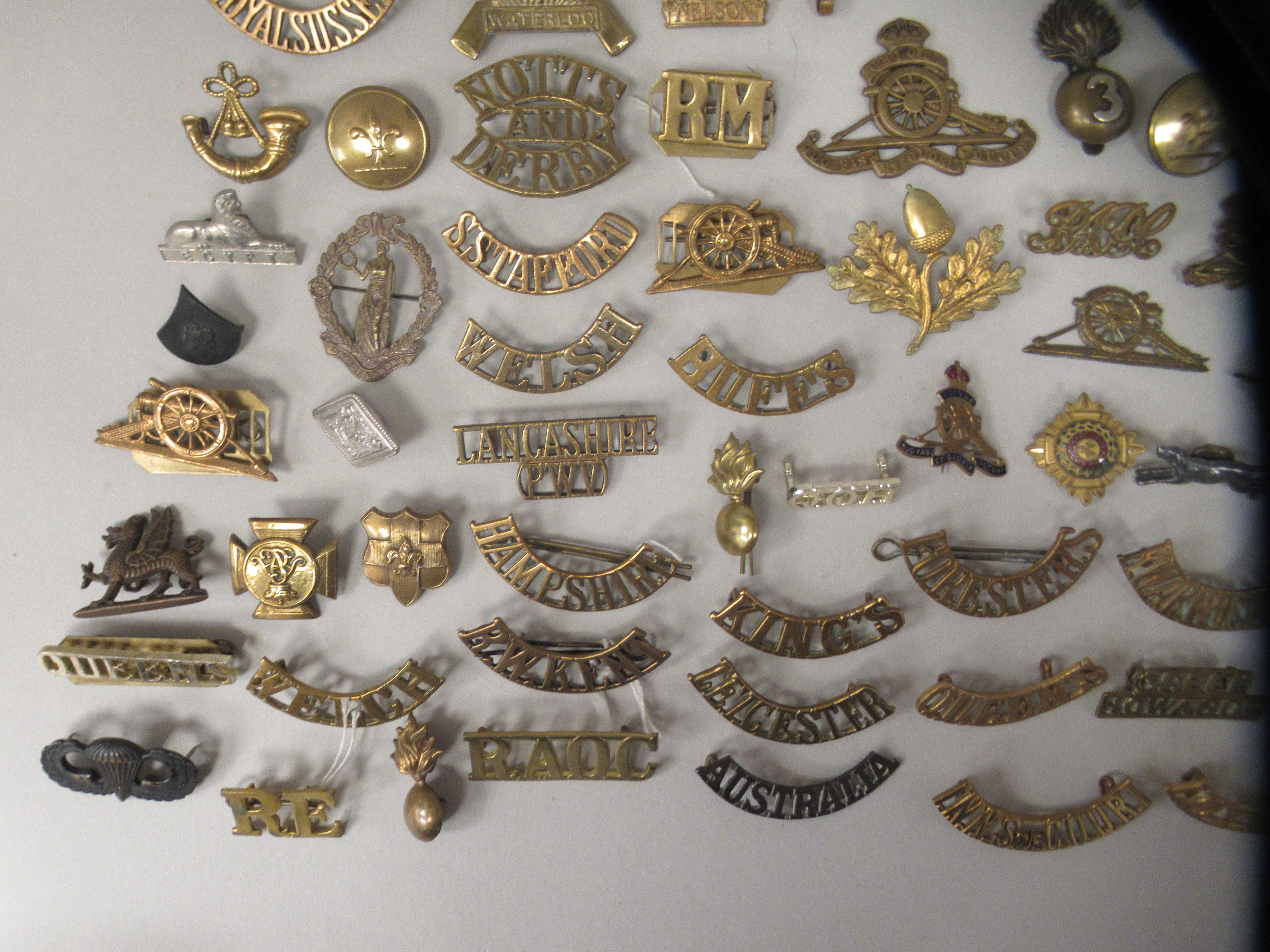 Miscellaneous British military uniform and other badges, some copies: to include brass titles and - Image 5 of 6