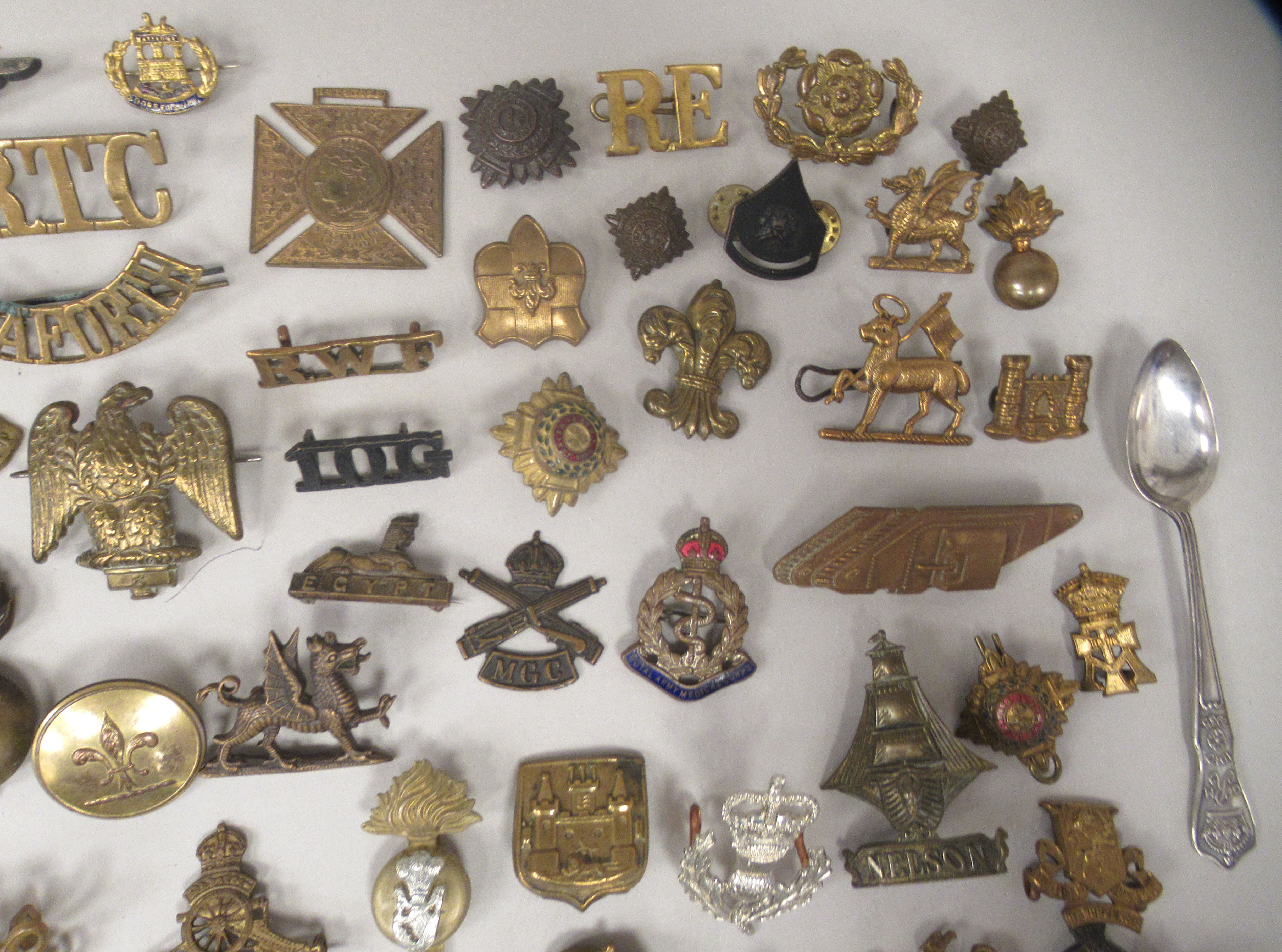 Miscellaneous British military uniform and other badges, some copies: to include brass titles and - Image 3 of 6