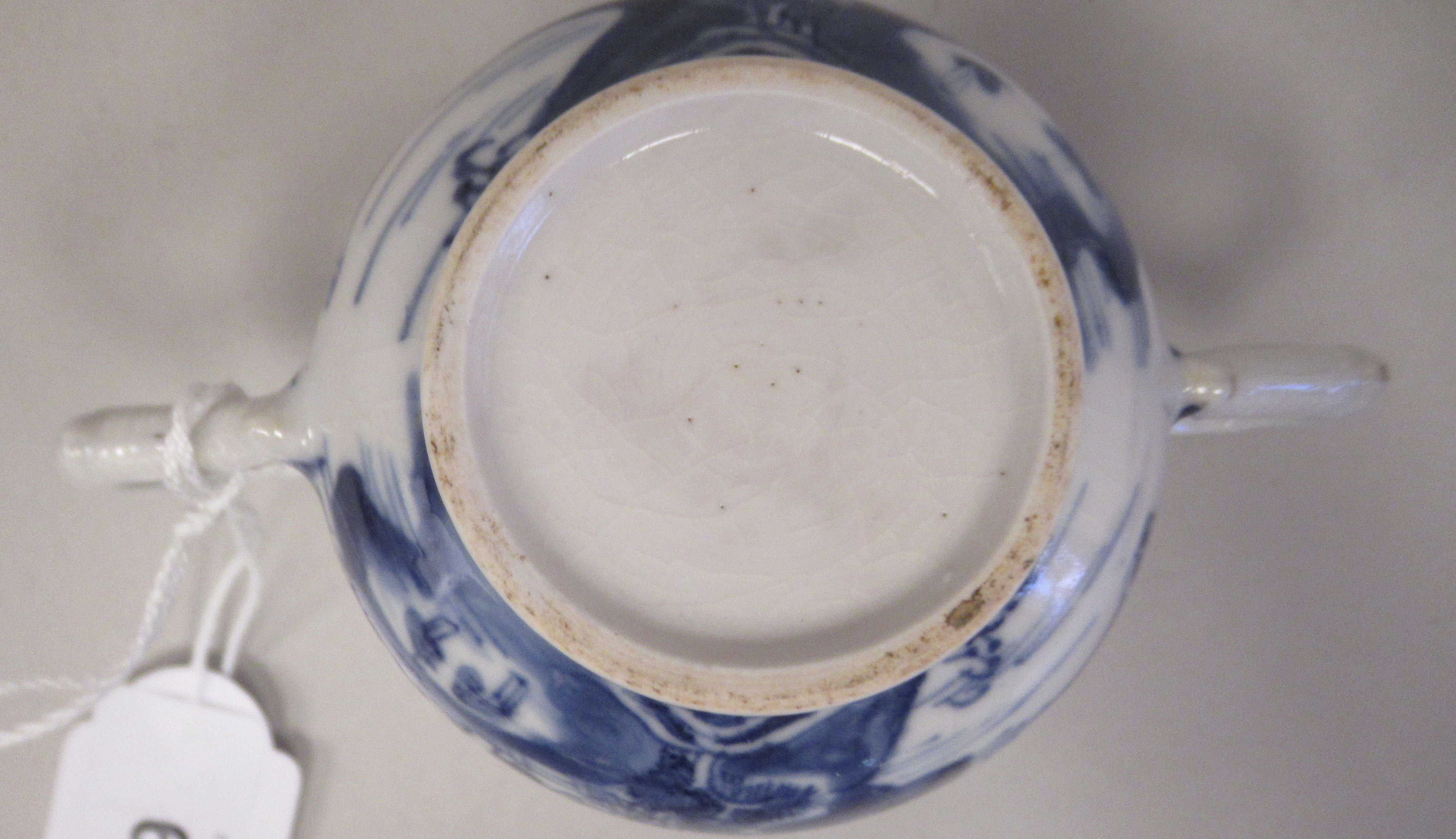 A late 18thC Chinese porcelain twin handled cup and cover, decorated in blue and white with figures, - Bild 8 aus 10