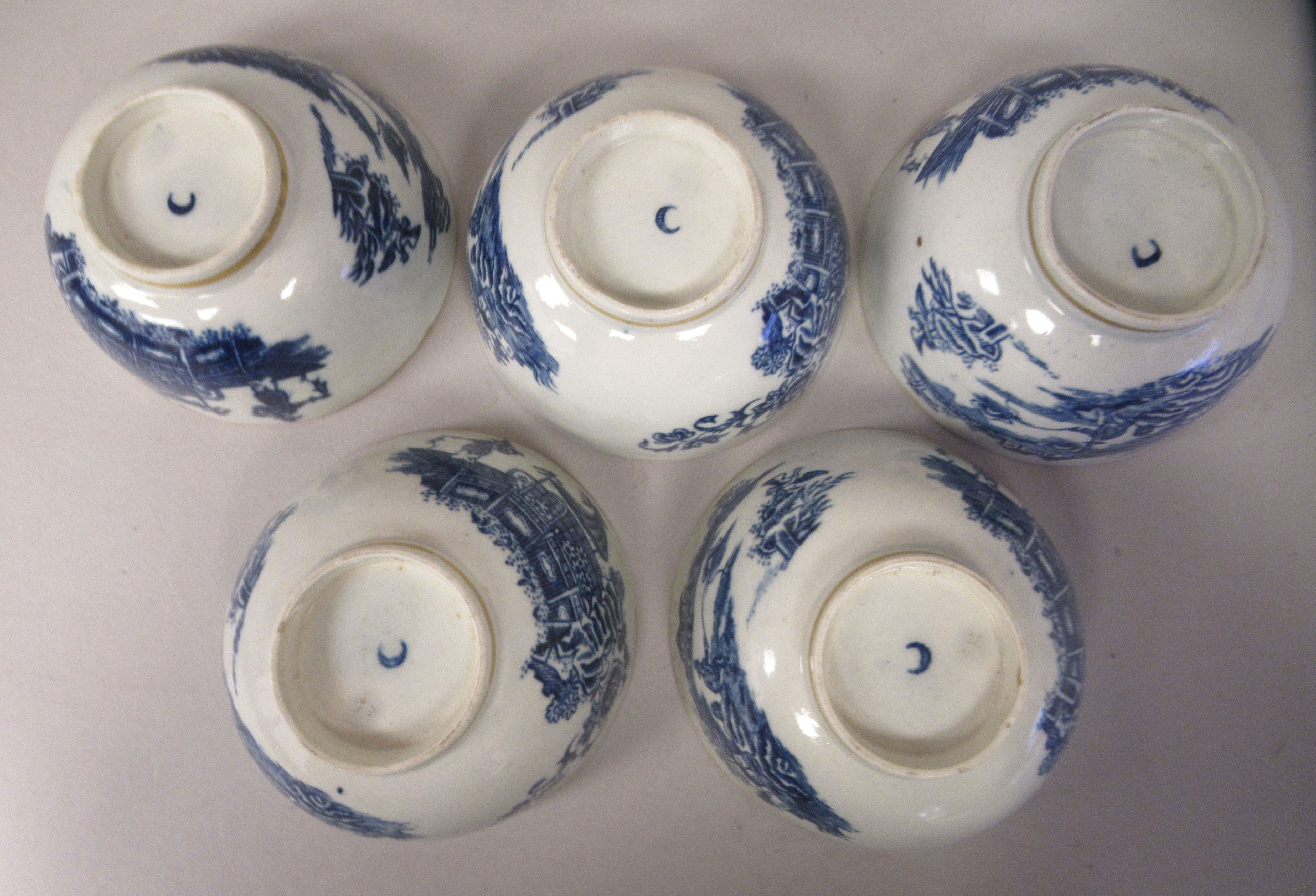 A set of five late 18thC Worcester porcelain tea bowls and four matching saucers, decorated in - Image 8 of 8
