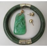 Jewellery: to include a jade bangle with yellow metal mounts