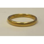 An 18ct gold wedding band