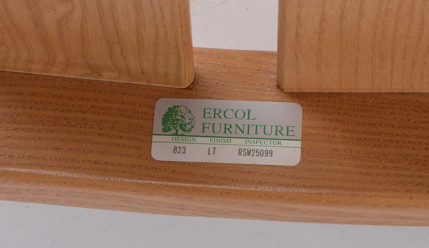 Ercol: modern elm refectory style extending dining table; and four dining chairs. - Bild 8 aus 8