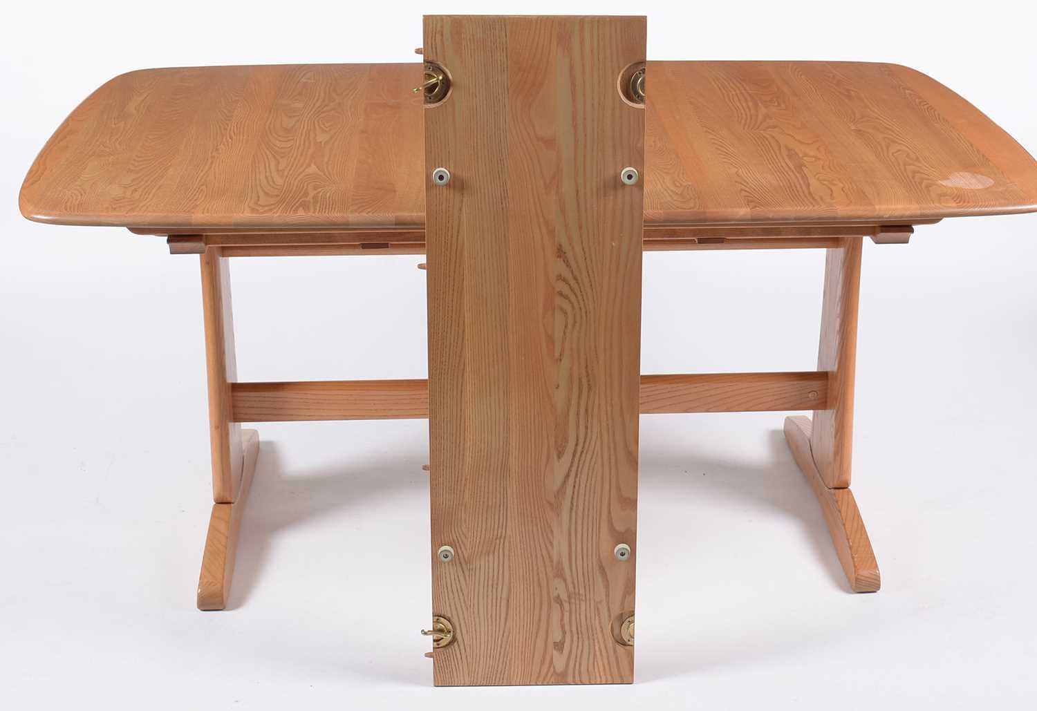 Ercol: modern elm refectory style extending dining table; and four dining chairs. - Bild 4 aus 8