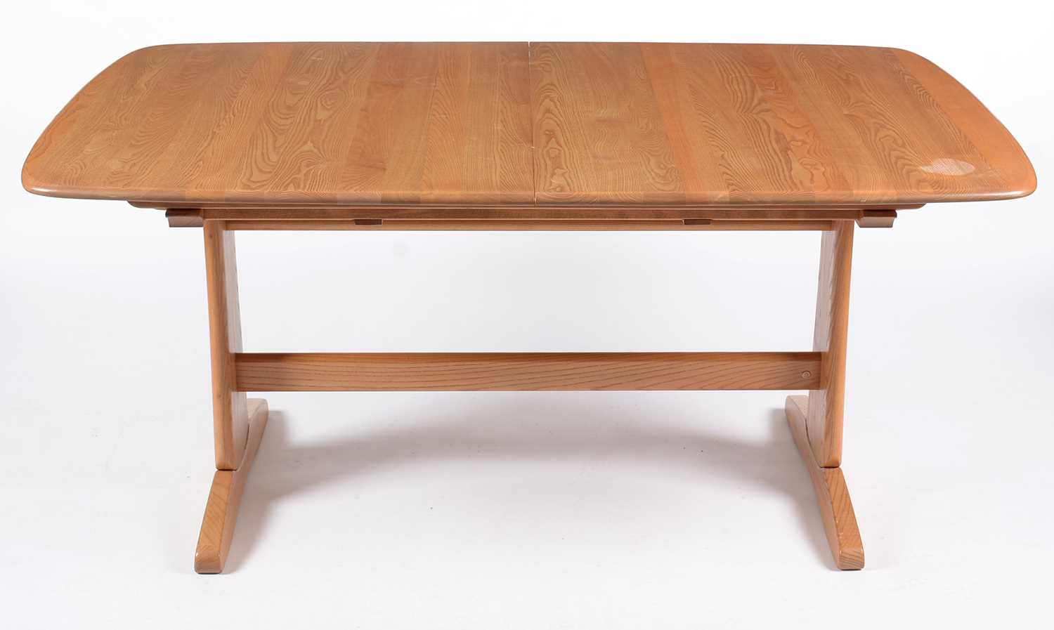 Ercol: modern elm refectory style extending dining table; and four dining chairs. - Bild 5 aus 8