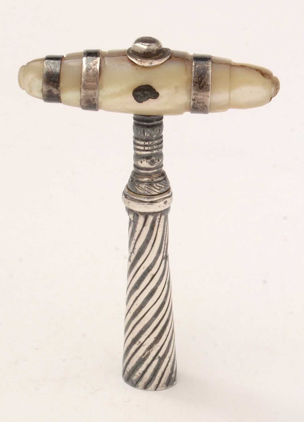 A Georgian white-metal pocket corkscrew. - Bild 2 aus 5