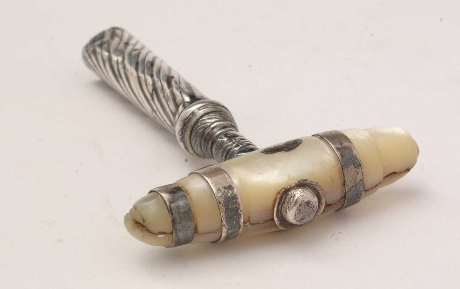A Georgian white-metal pocket corkscrew. - Bild 3 aus 5